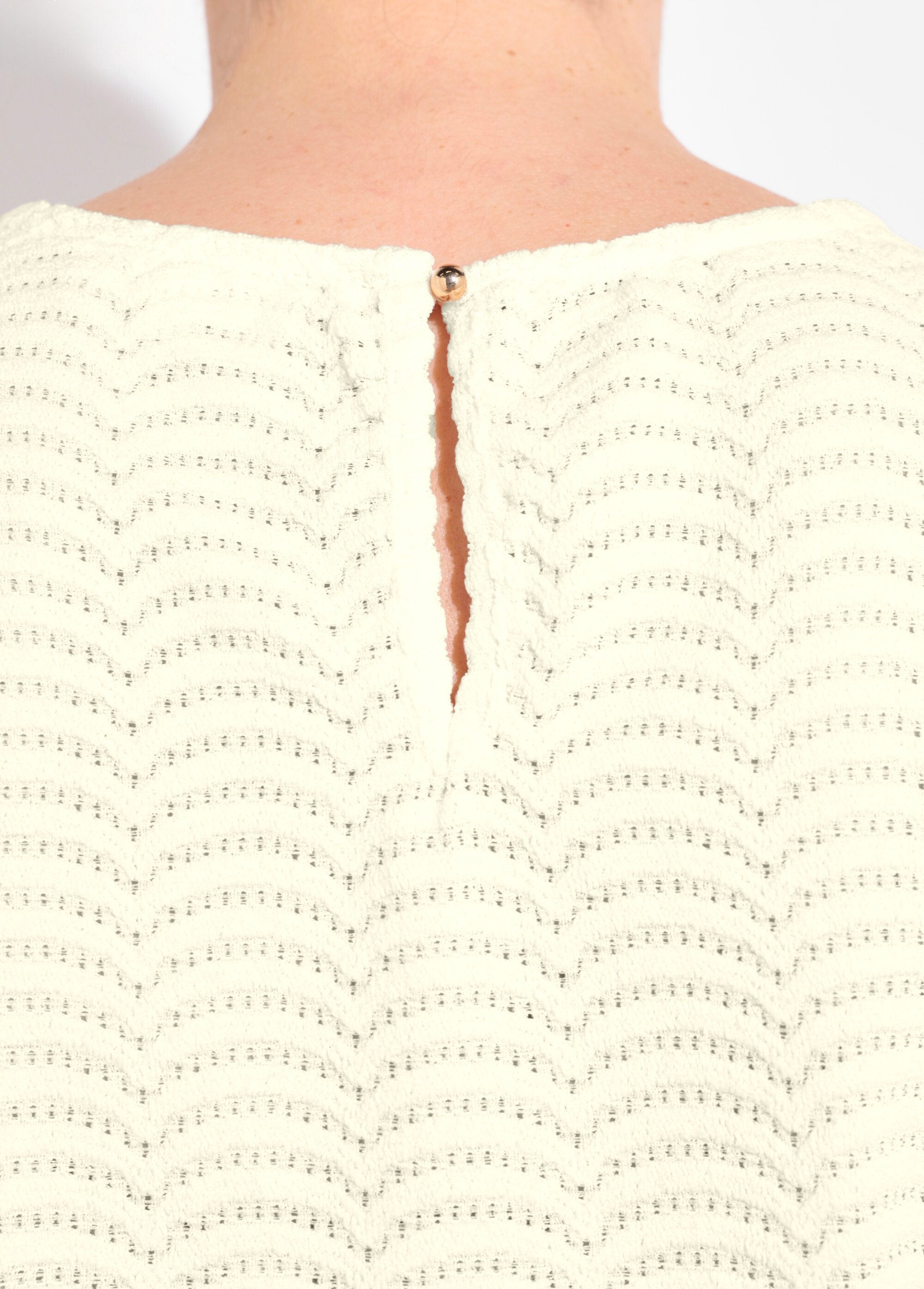 Camiseta_de_malla_con_estampado_de_escamas_en_relieve_Beige_DE2_slim