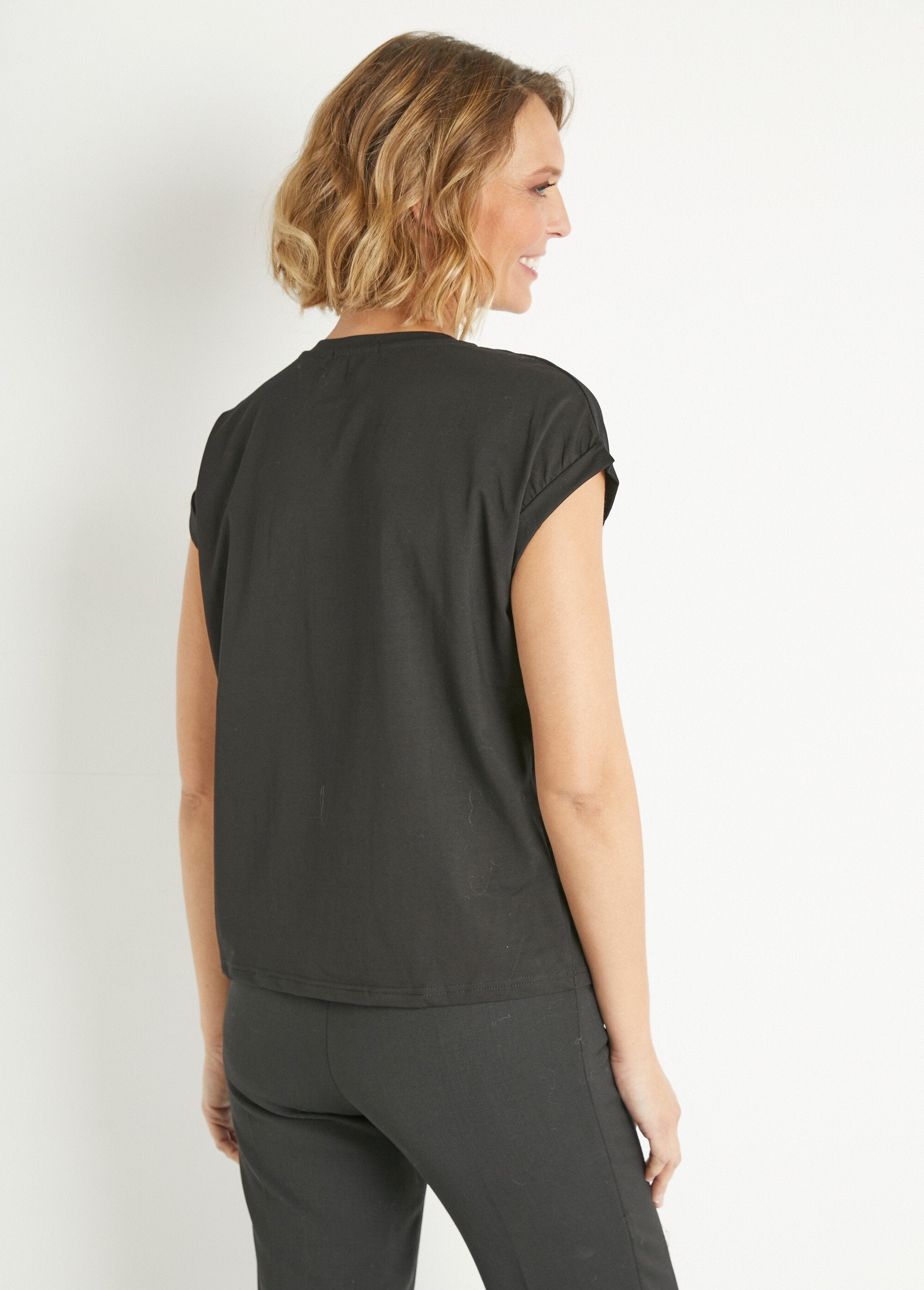 Camiseta_de_manga_corta_con_corazón_metálico_Negro_DO1_slim