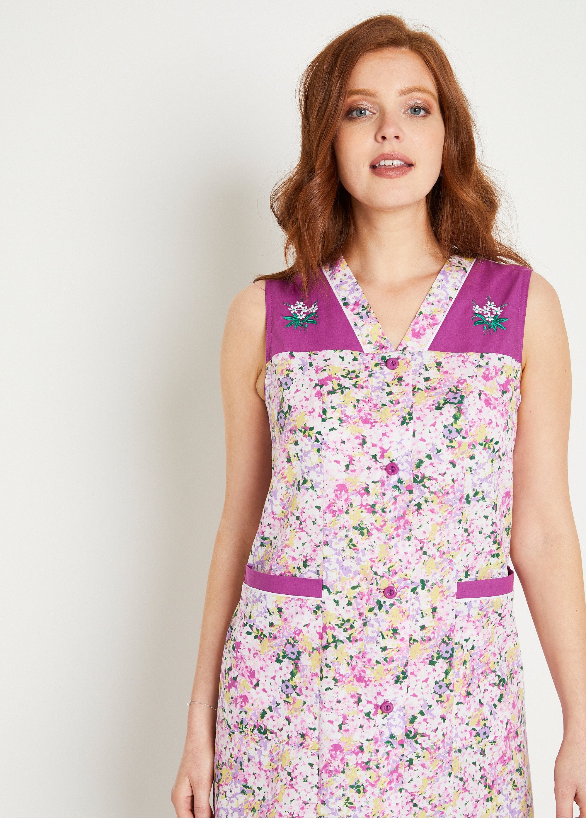 Delantal_de_algodón_sin_mangas_con_bordado_floral_Rosa_DE1_slim