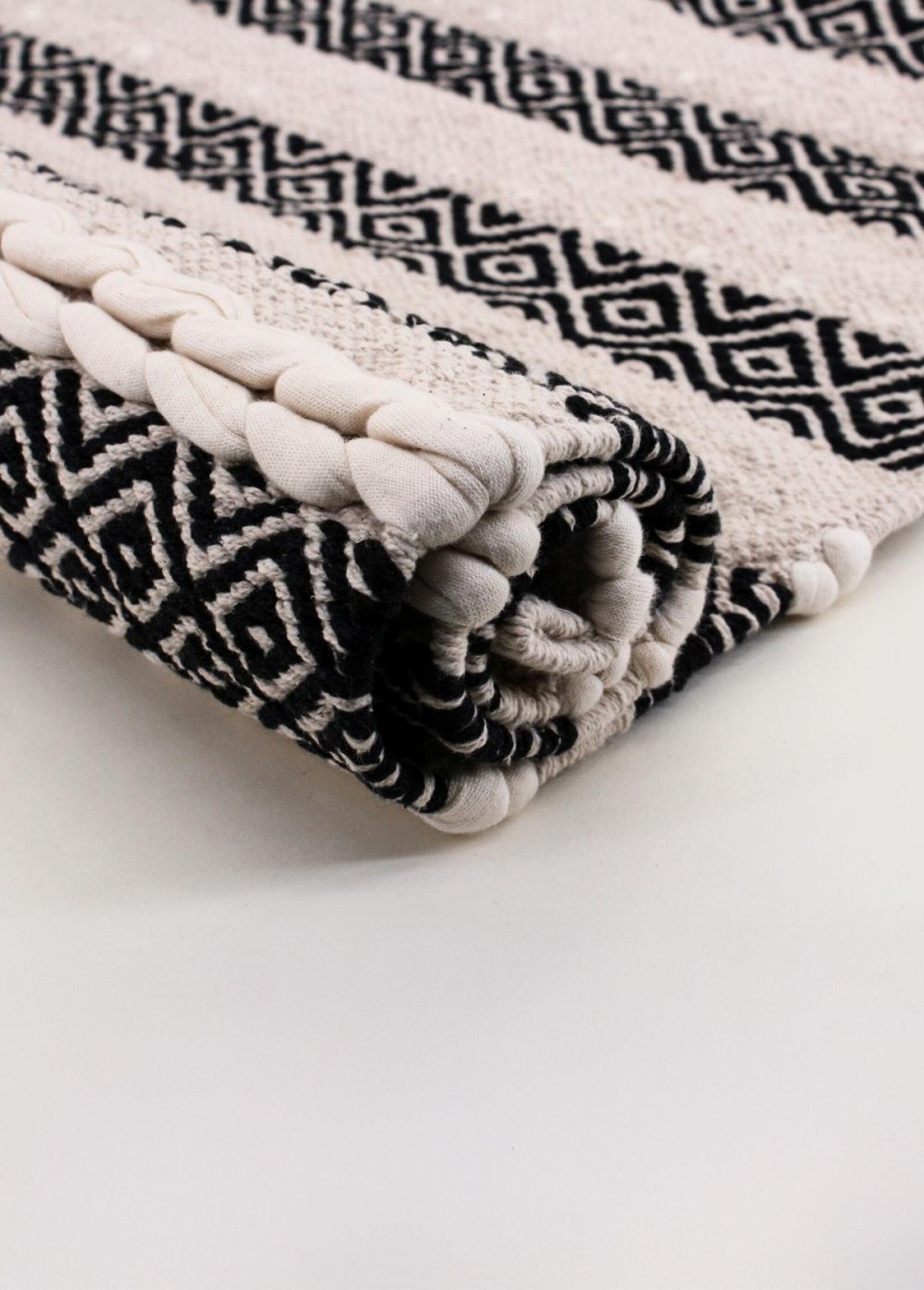 Alfombra_étnica_de_rayas,_110x60cm_En_blanco_y_negro_DE1_slim