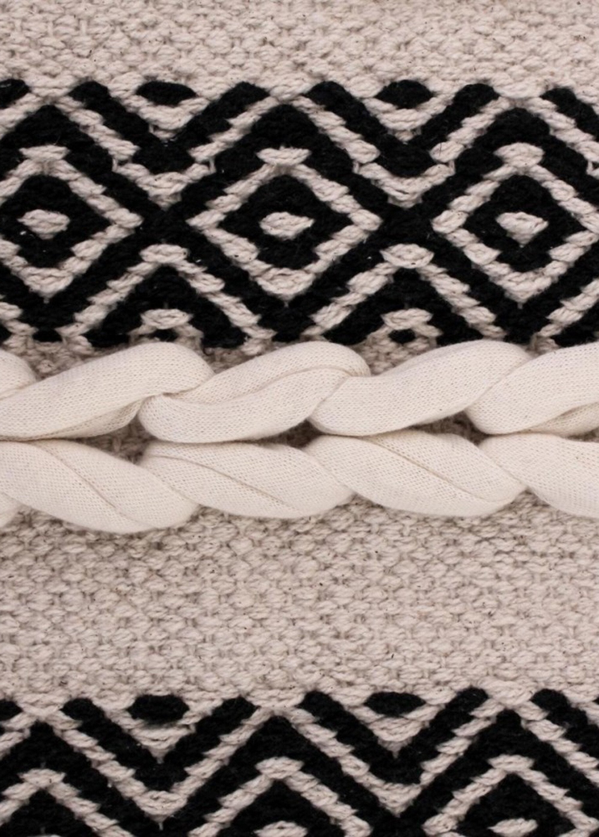 Alfombra_étnica_de_rayas,_110x60cm_En_blanco_y_negro_DE2_slim