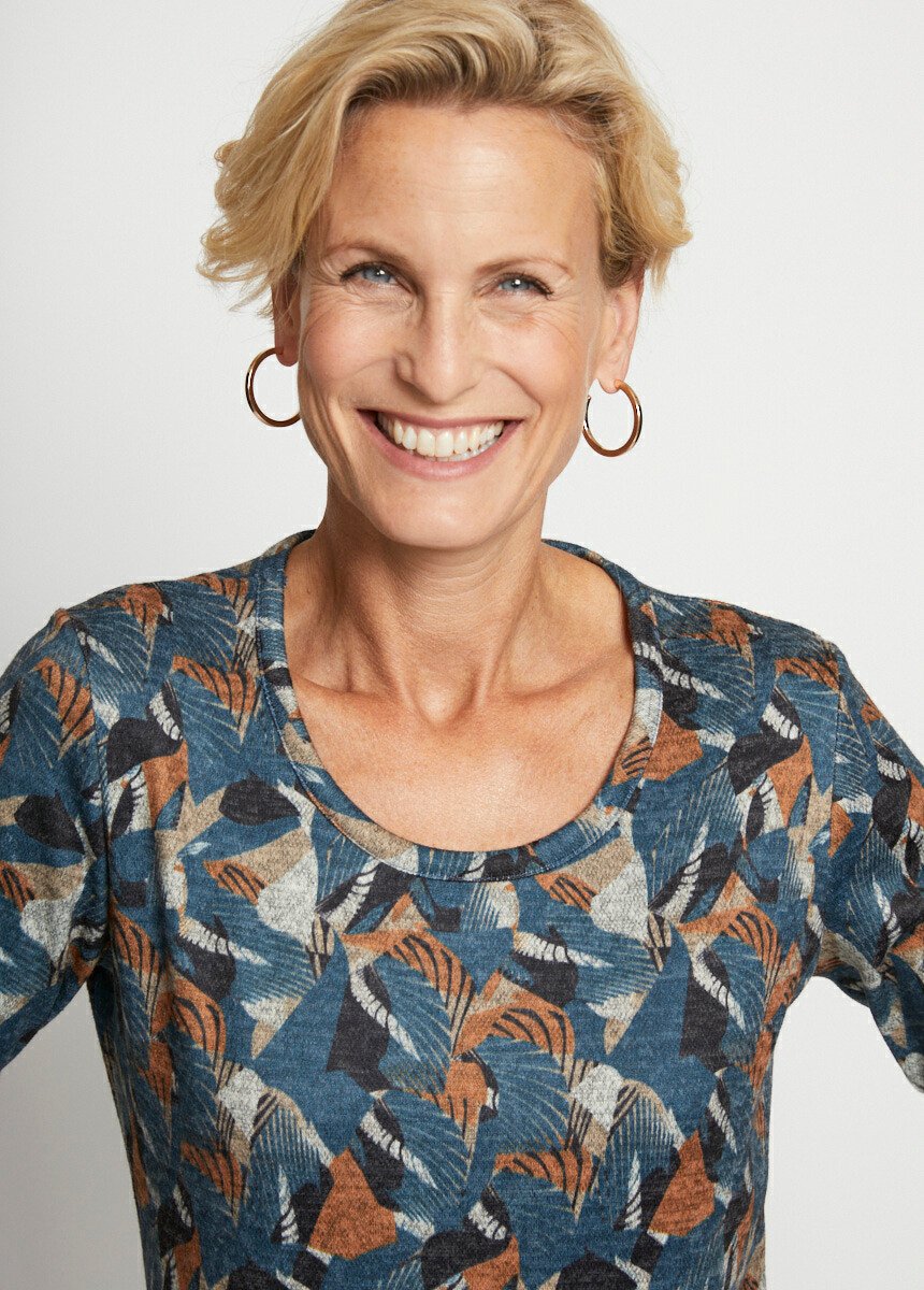 Camiseta_corta_de_manga_larga_estampada_azul_y_naranja_DE1_slim