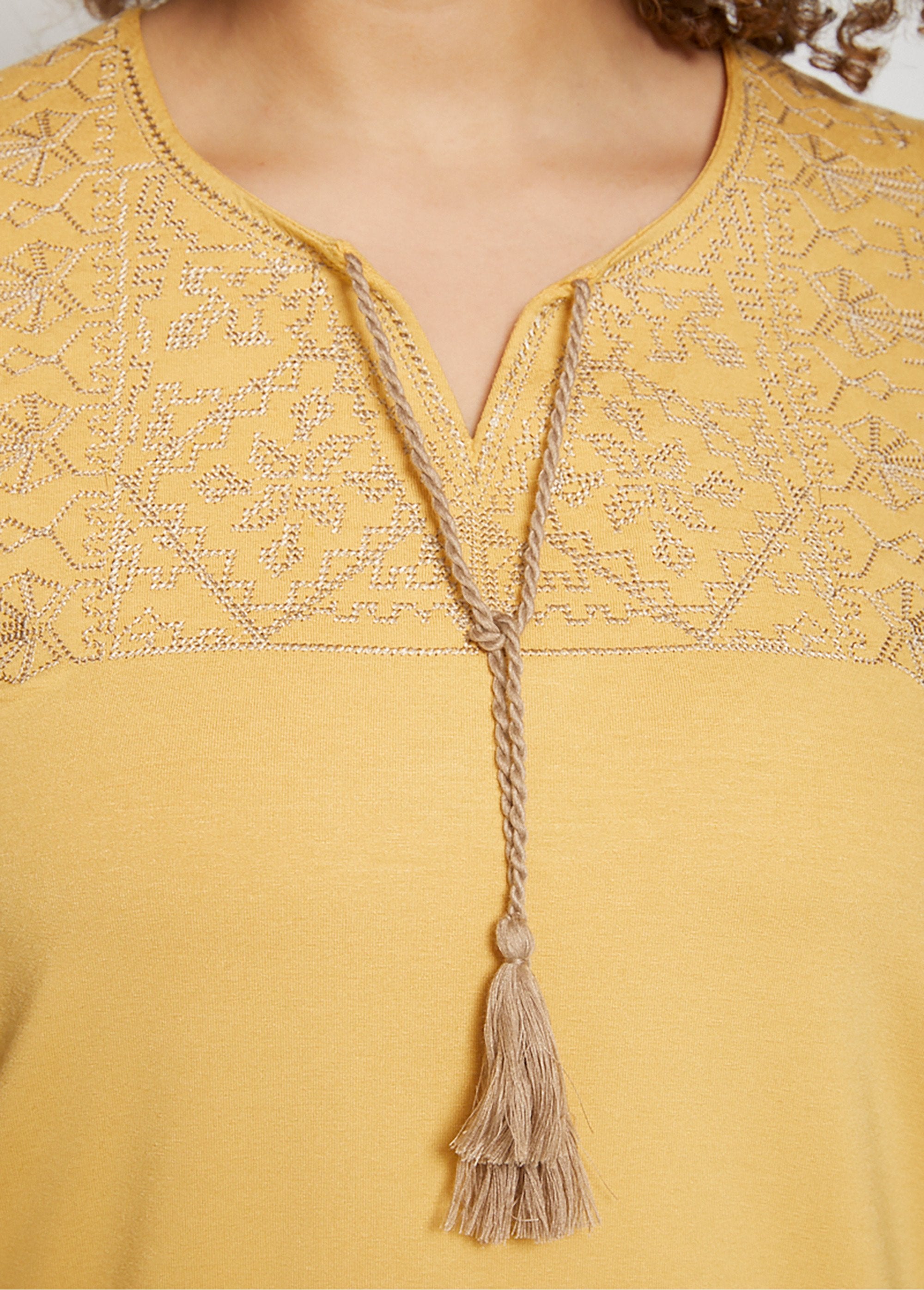 Camiseta_con_pompones_bordados_y_anudados_rectos_AMARILLO_DE1_curvy