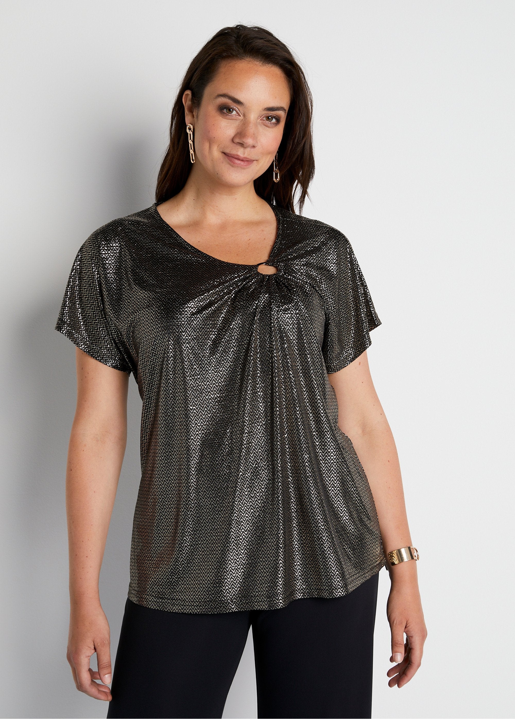 T-shirt_maille_brillante_encolure_drapée_Noir_et_dore_FA1_curvy