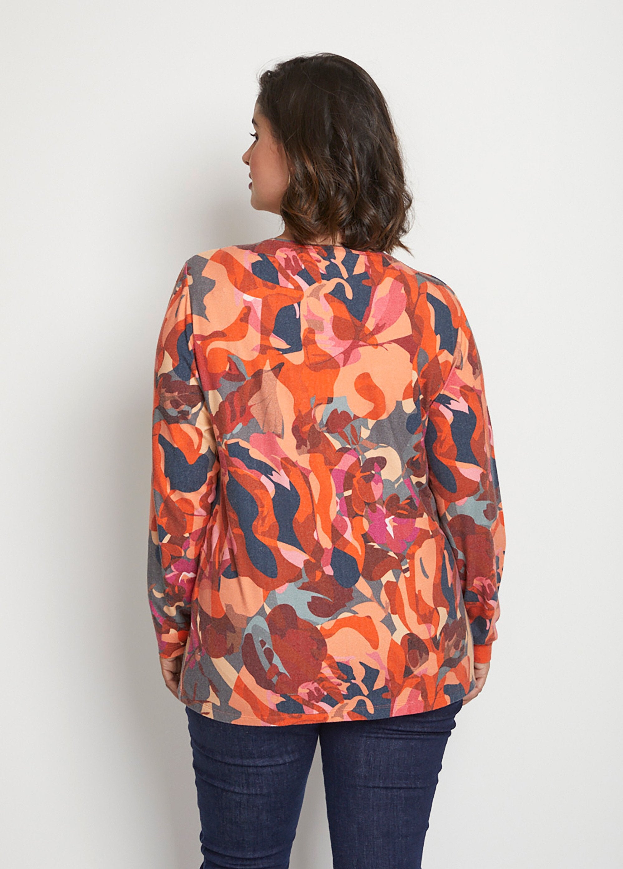 Camiseta_estampada_de_manga_larga_Grosella_negra_y_gris_DO1_curvy