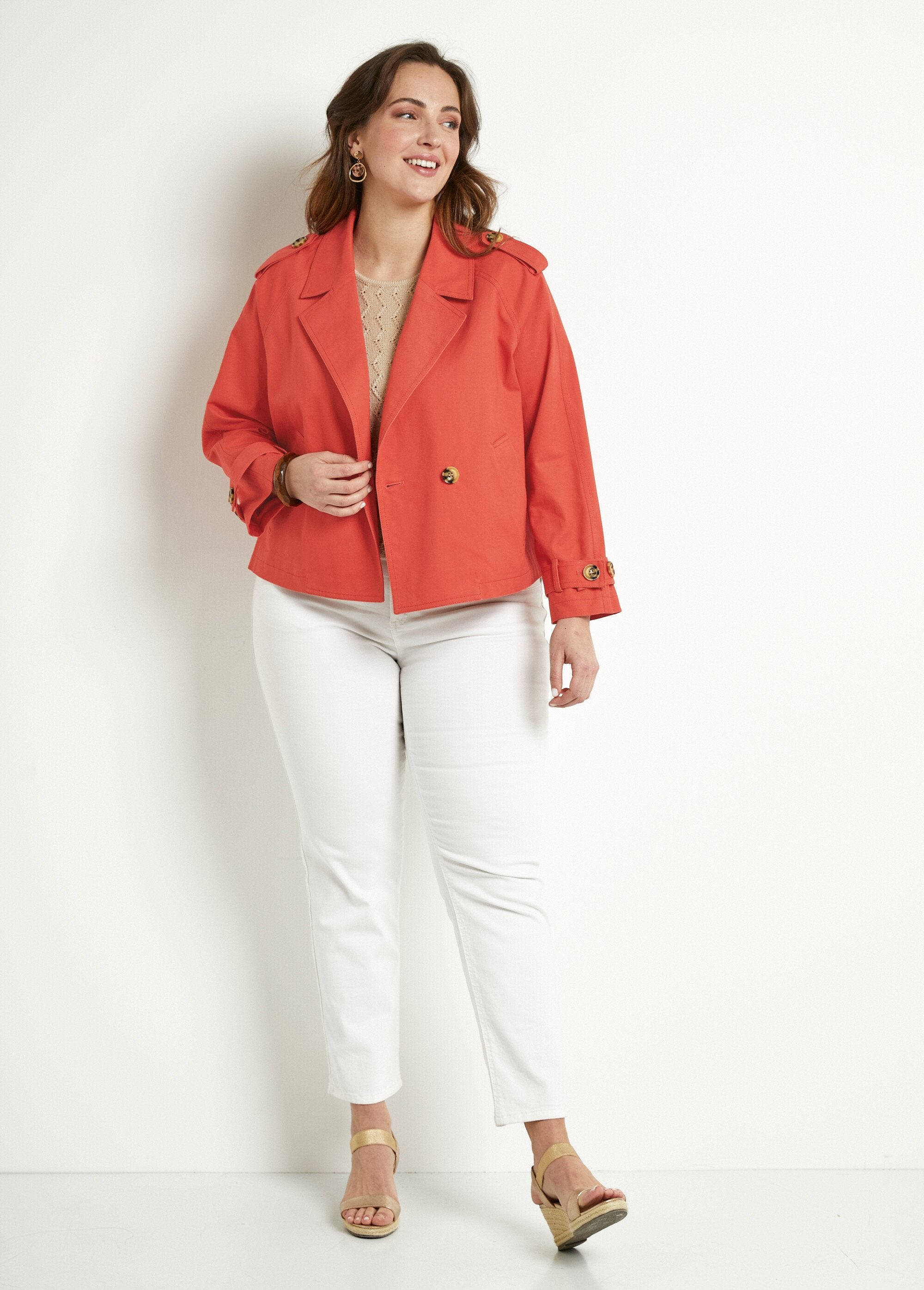 Gabardina_corta_con_doble_botonadura_y_forro_de_algodón_Terracota_SF1_curvy