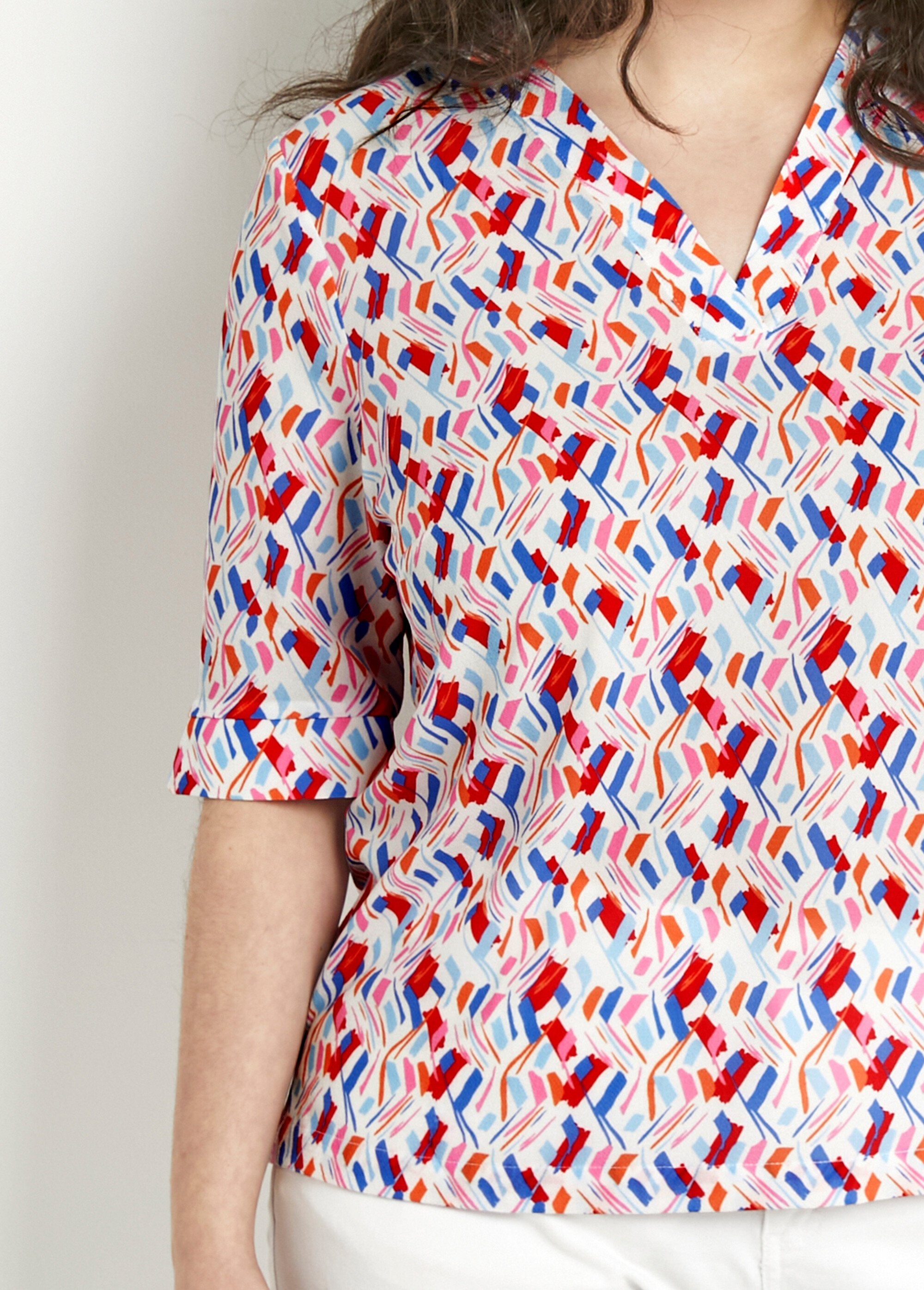 Túnica_de_escote_recto_en_V_y_mangas_cortas_estampadas_azul_y_rosa_DE1_curvy