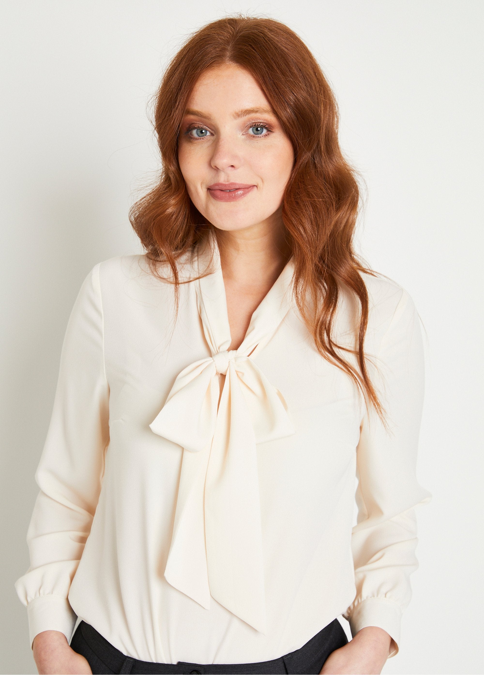 Túnica_fluida_con_cuello_lavallière,_liso_o_con_lunares_Crudo_DE1_slim