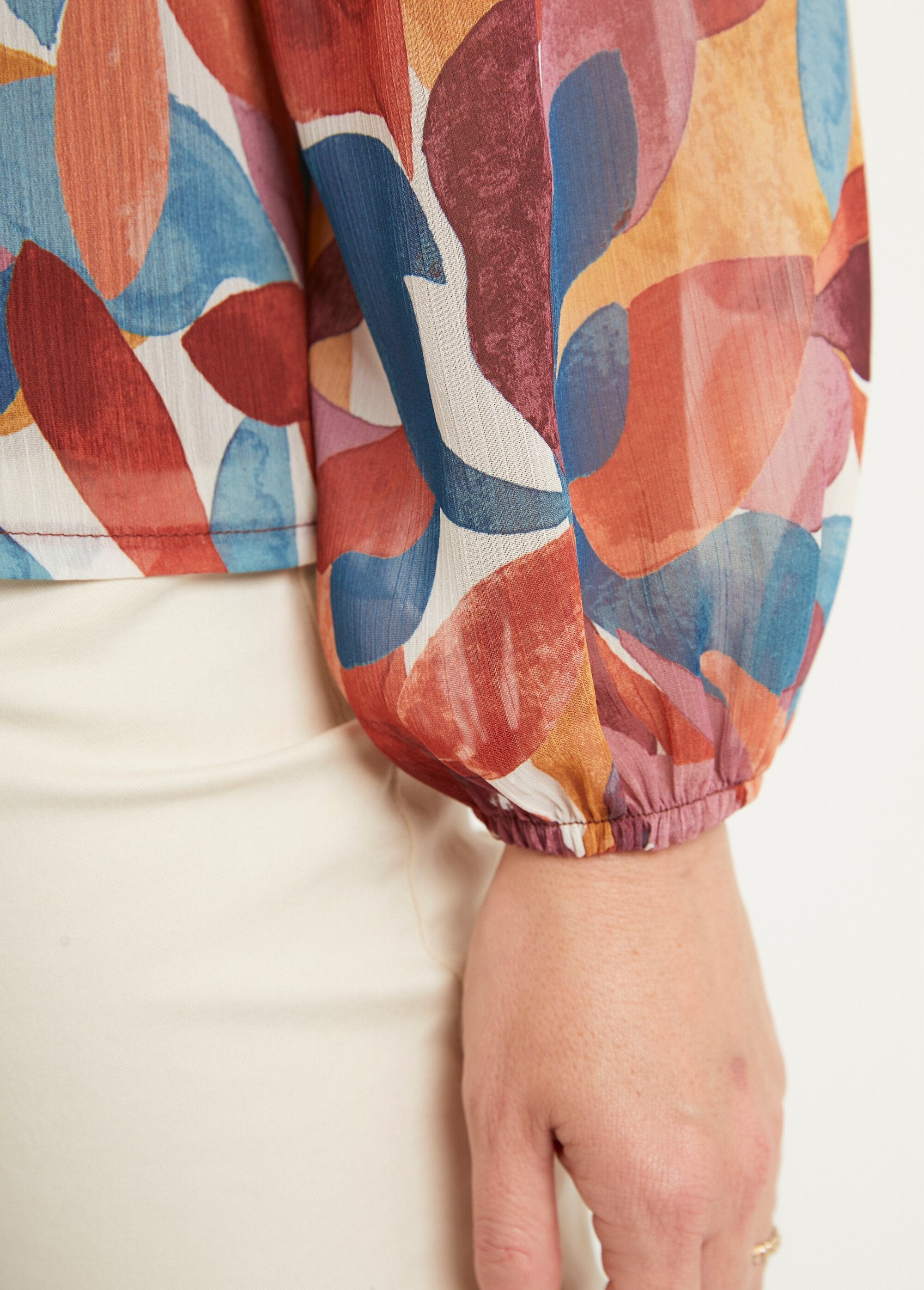 Túnica_larga_de_gasa_estampada_con_escote_en_V_joya_naranja_y_azul_DE4_slim