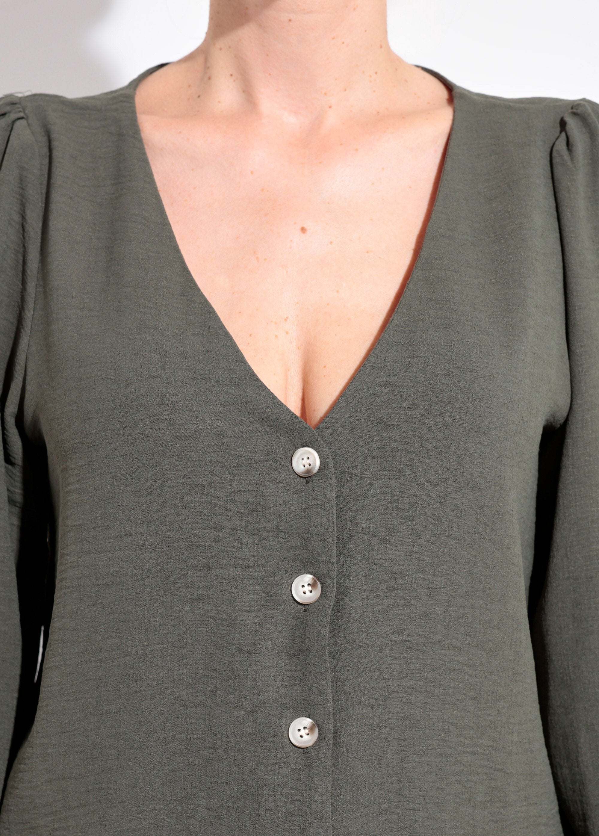 Túnica_abotonada_y_en_relieve_con_cuello_en_V_Caqui_DE1_slim