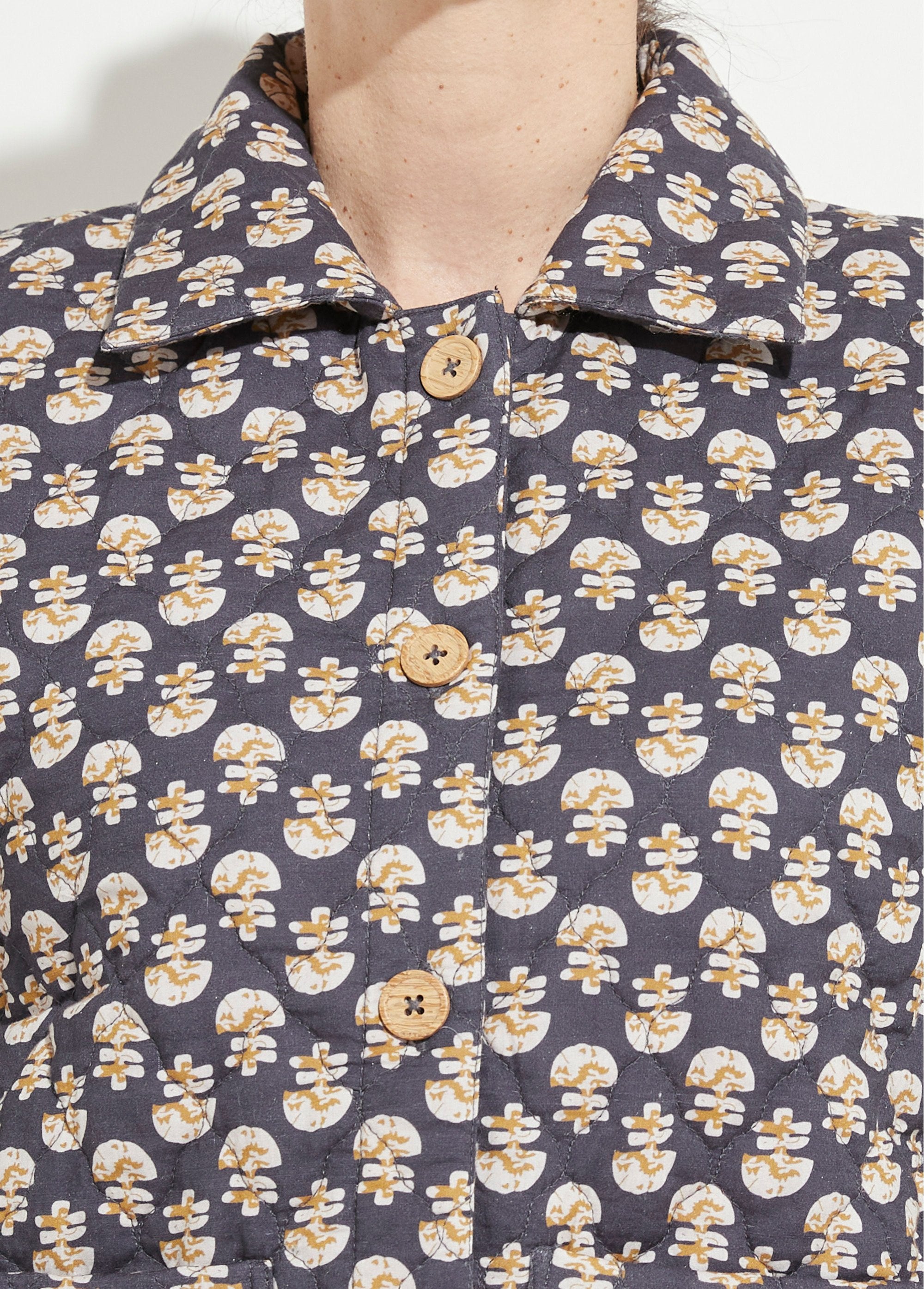 Chaqueta_acolchada_estampada_con_botones_Gris_DE1_slim