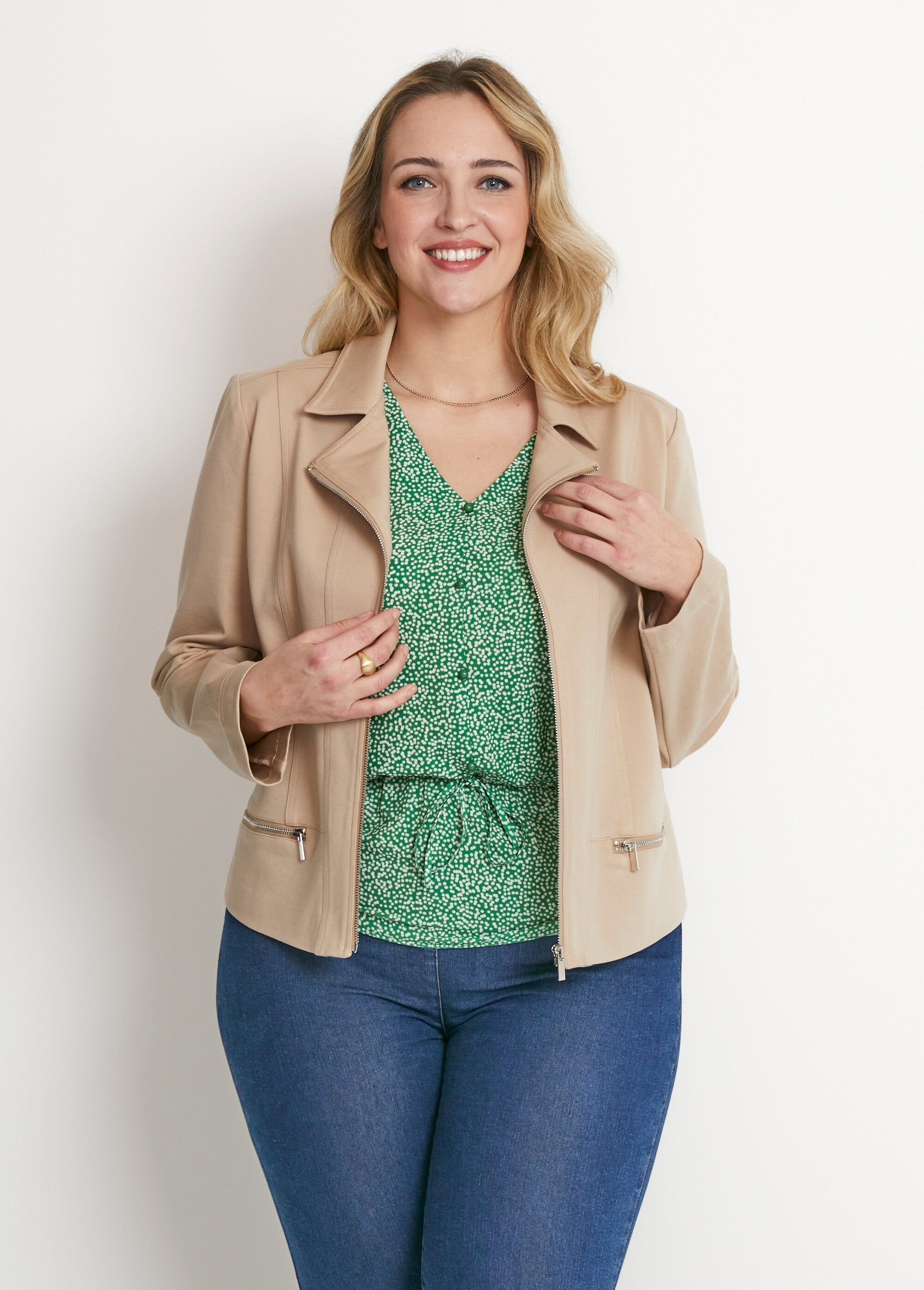 Chaqueta_corta_recta_con_cremallera_de_punto_Milano_Arena_FA1_curvy