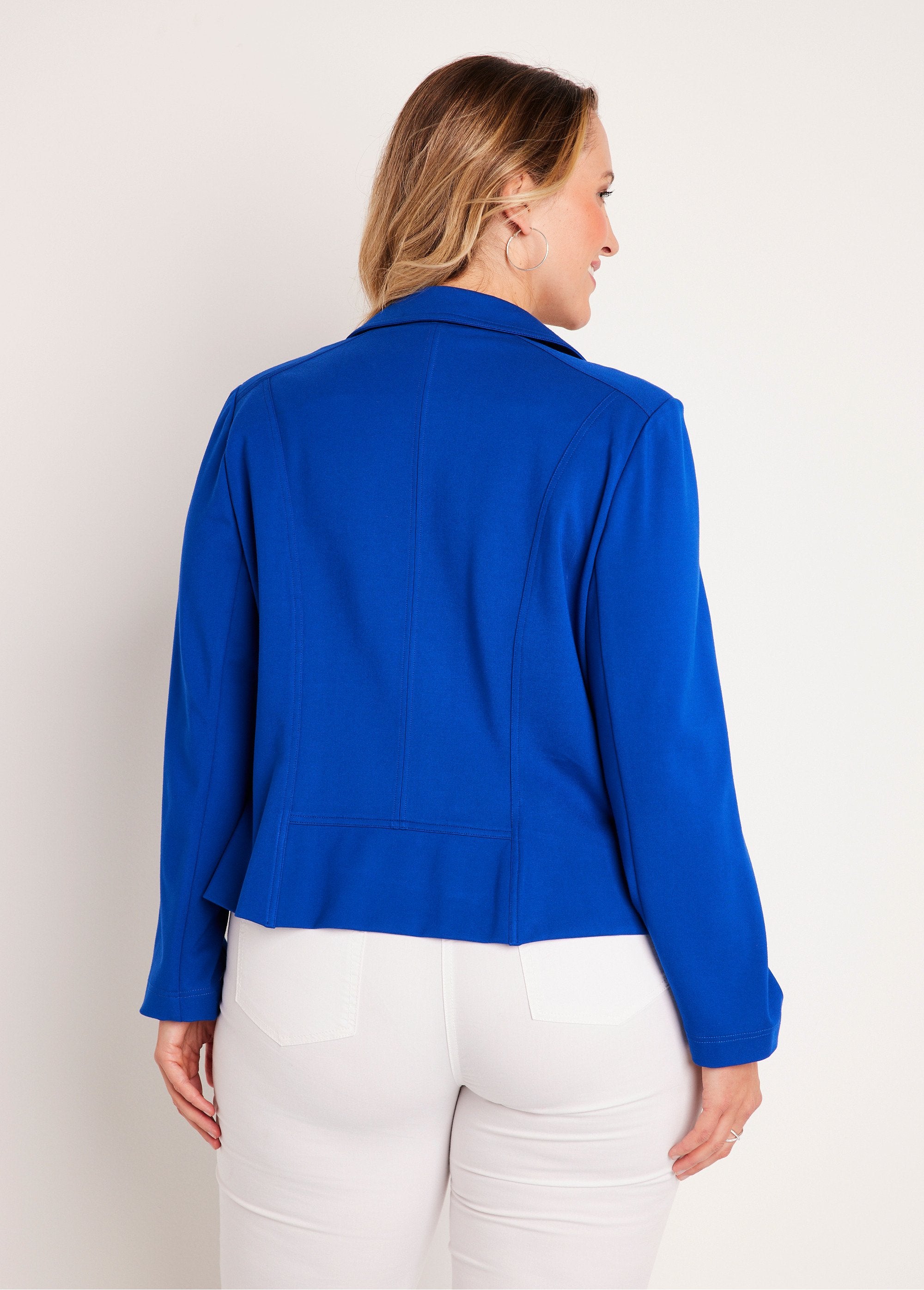 Chaqueta_corta_recta_con_cremallera_de_punto_Milano_azul_duro_DO1_curvy