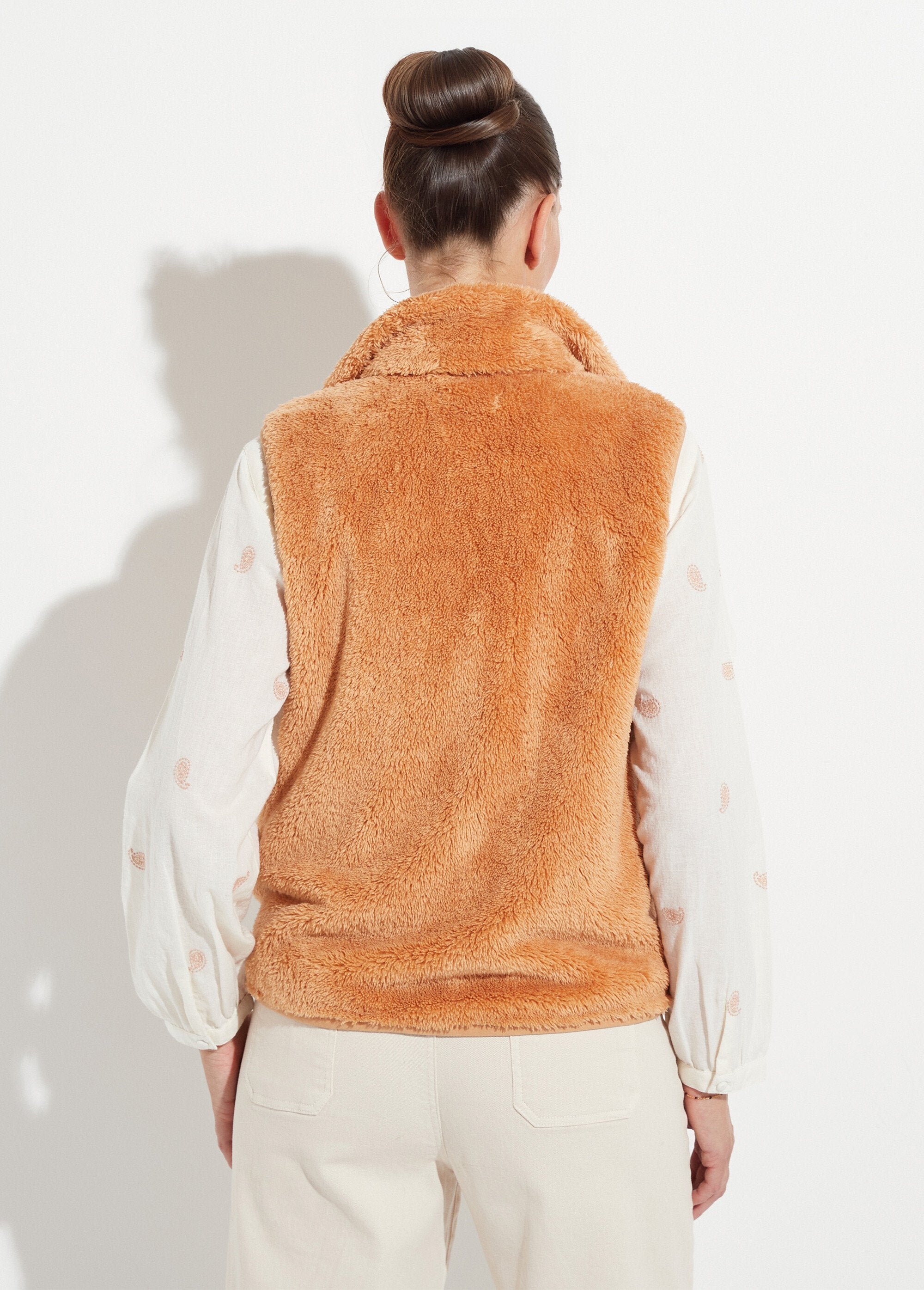 Chaqueta_de_piel_sintética_sin_mangas_con_cuello_alto_Gamuza_DO1_slim