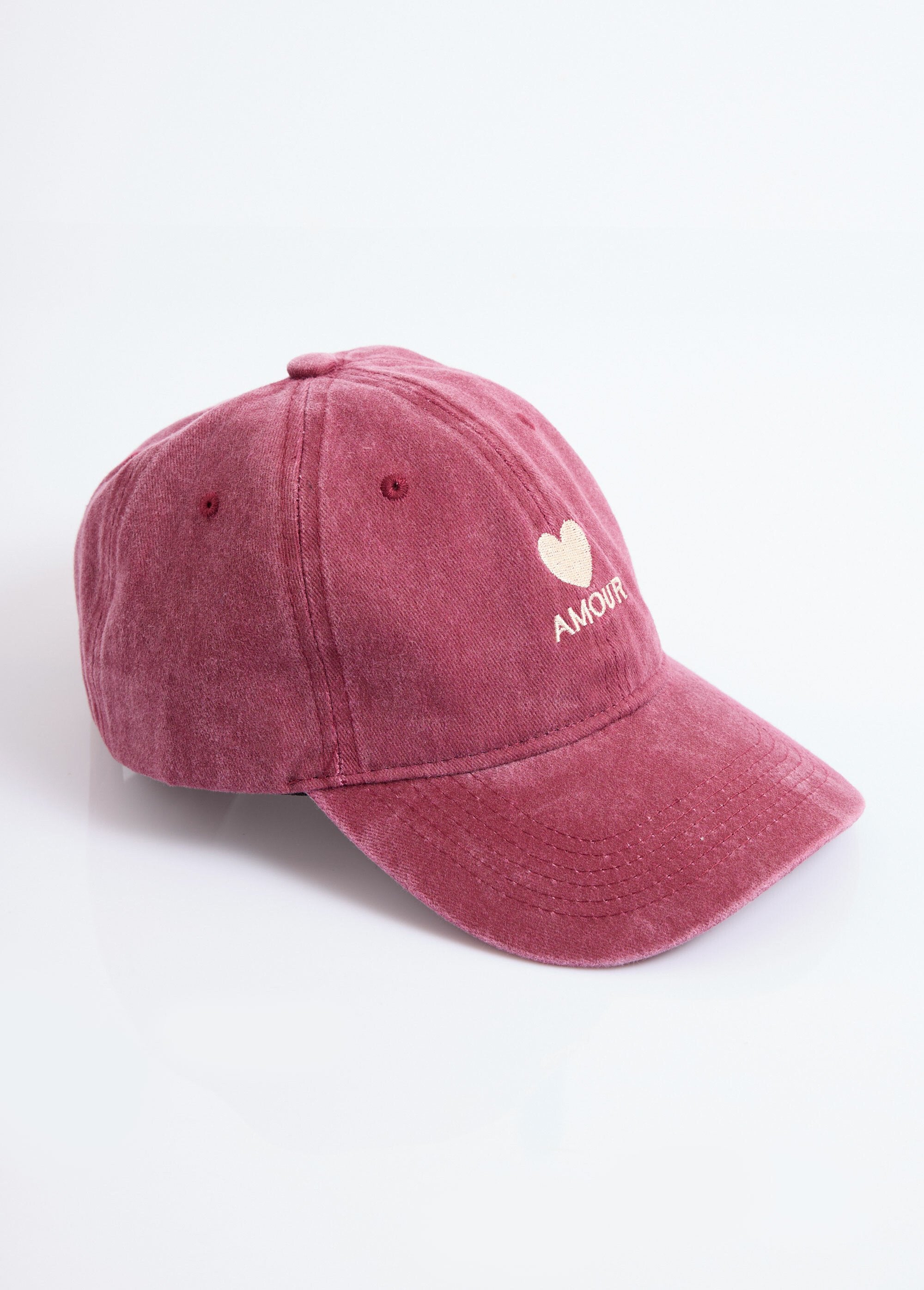 Gorra_de_mezclilla_usada_con_bordado_de_corazón_Burdeos_FA1_slim
