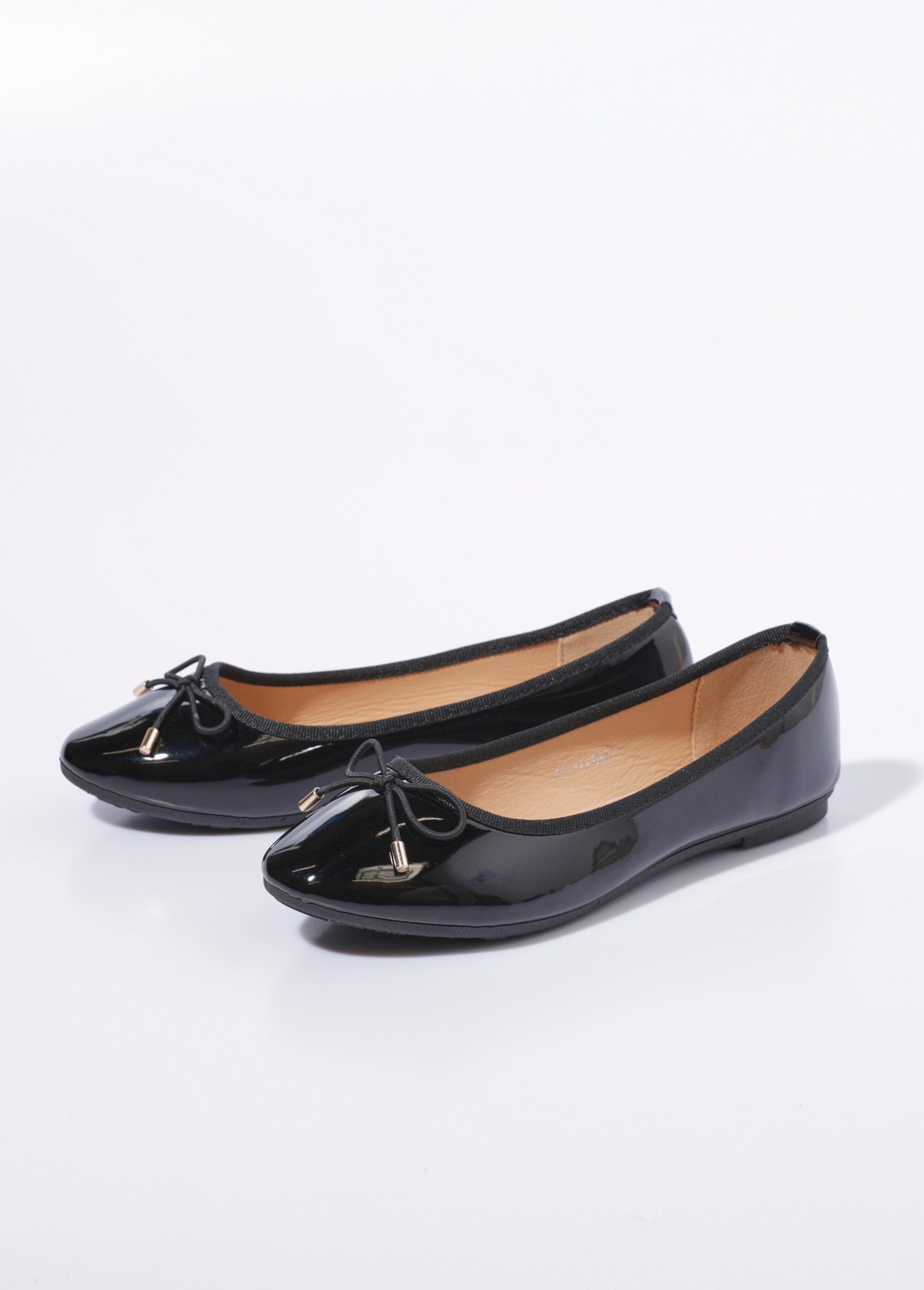 Bailarinas_planas_de_charol_con_pequeño_lazo_barniz_negro_DE1_slim