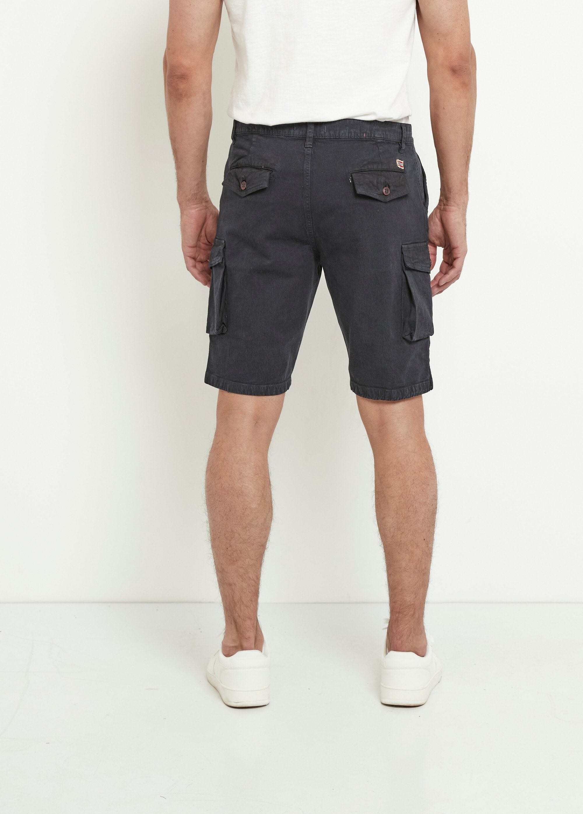 Bermudas_elásticas_con_bolsillos_laterales_con_solapa_Marina_DO1_slim