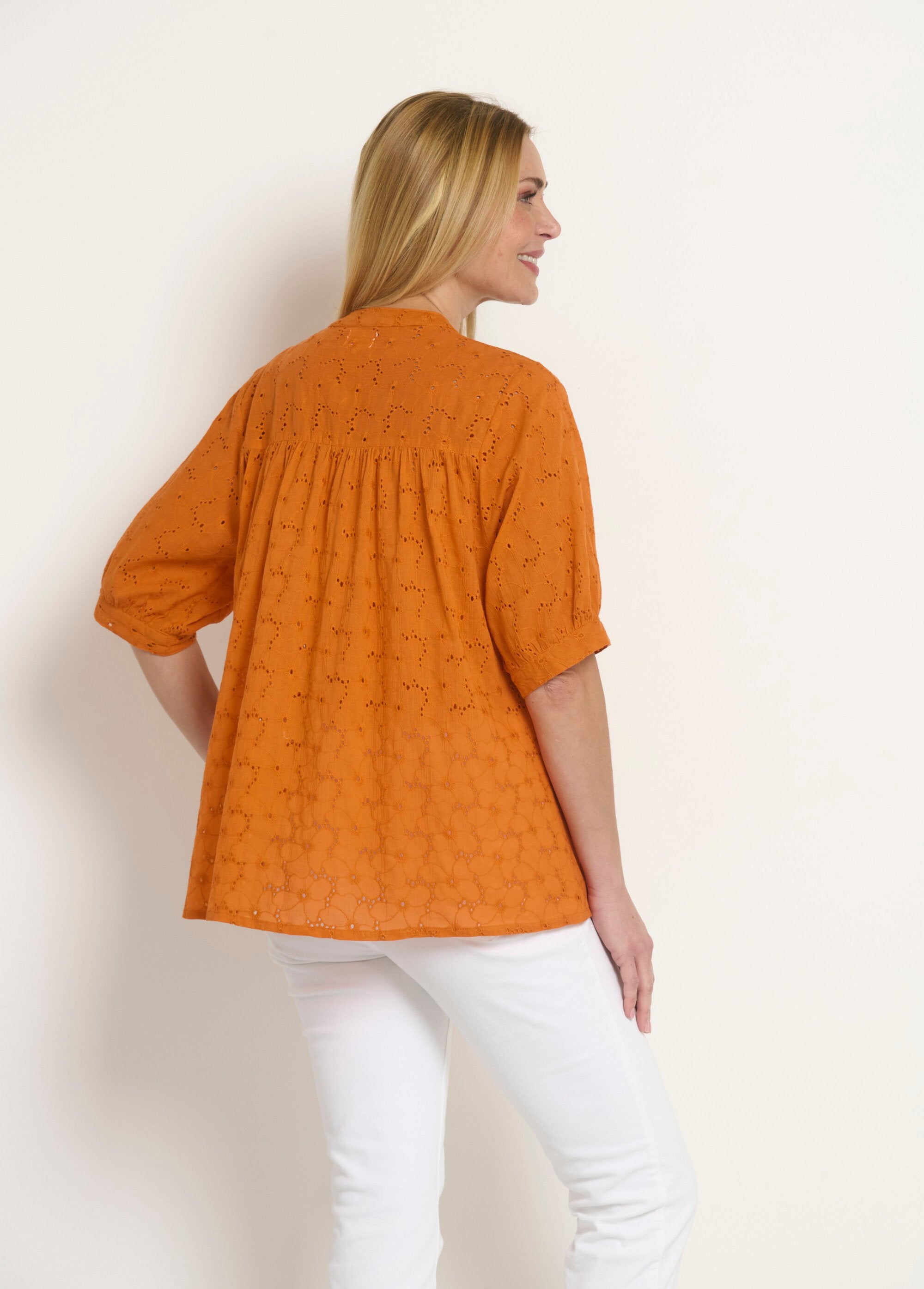 Blusa_de_manga_corta_con_bordado_inglés._naranja_DO1_slim