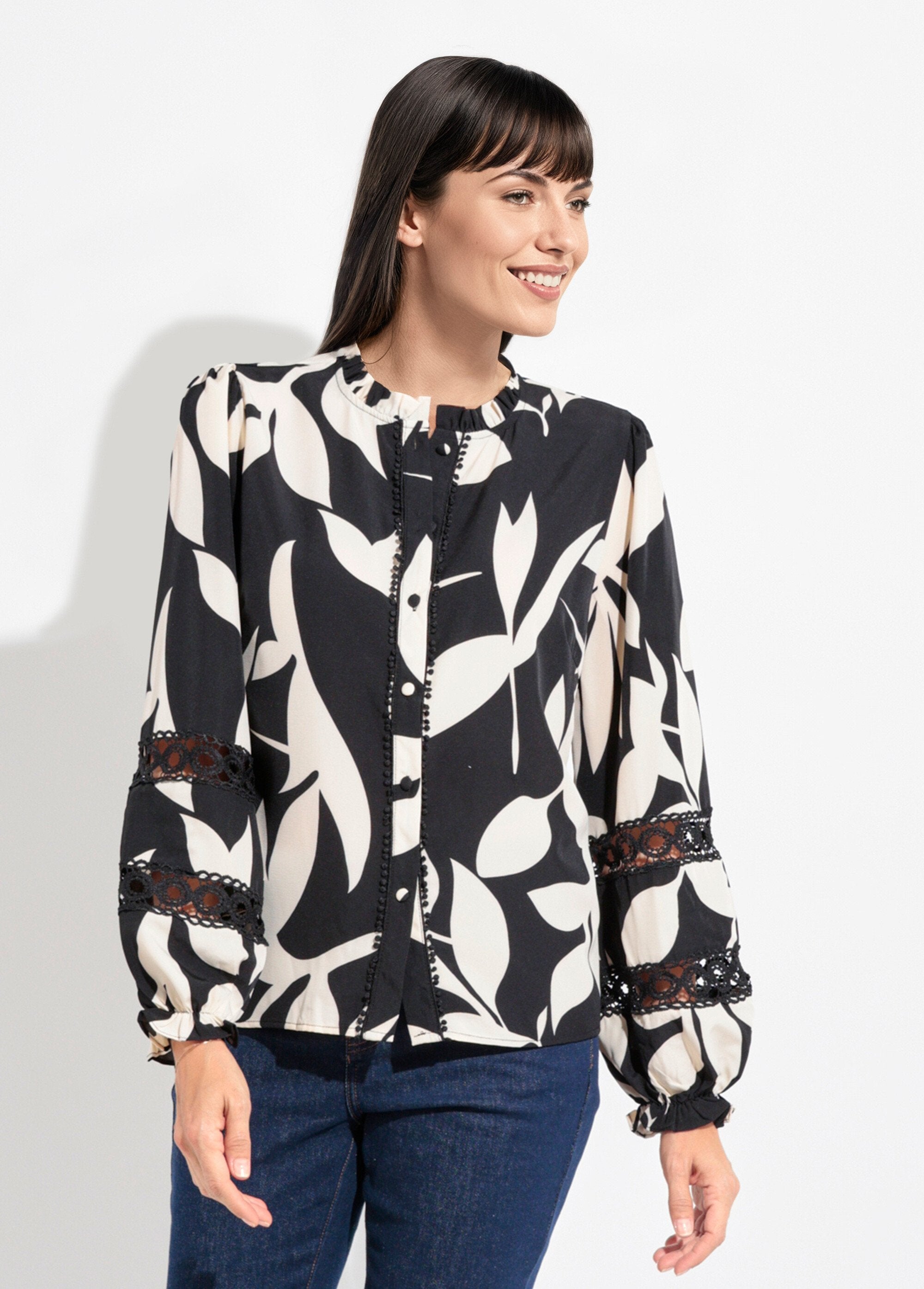 Blusa_con_estampado_gráfico_y_detalles_de_encaje_En_blanco_y_negro_FA1_slim