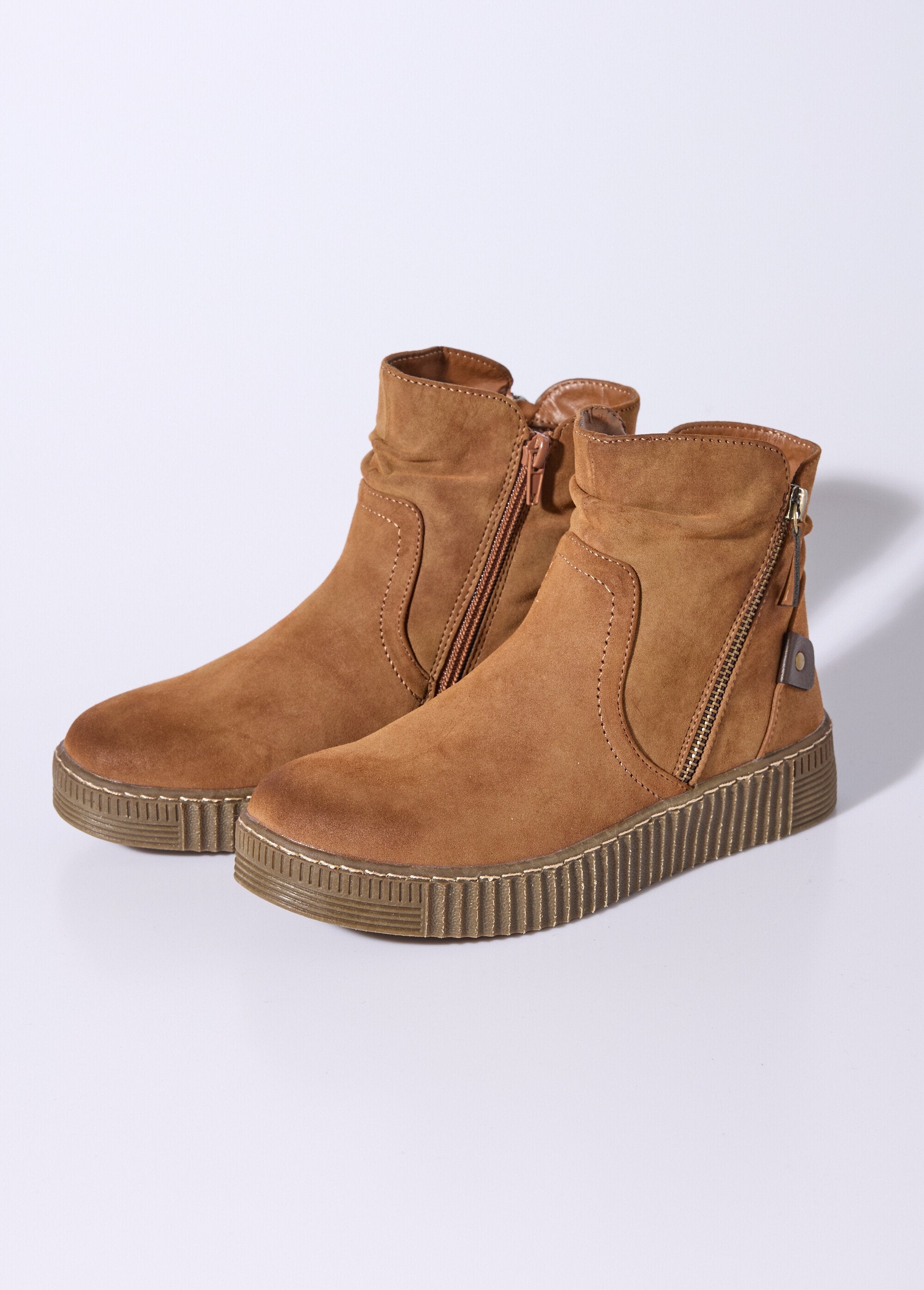 Botas_de_ante_con_suela_de_cuña_camello_DE1_slim