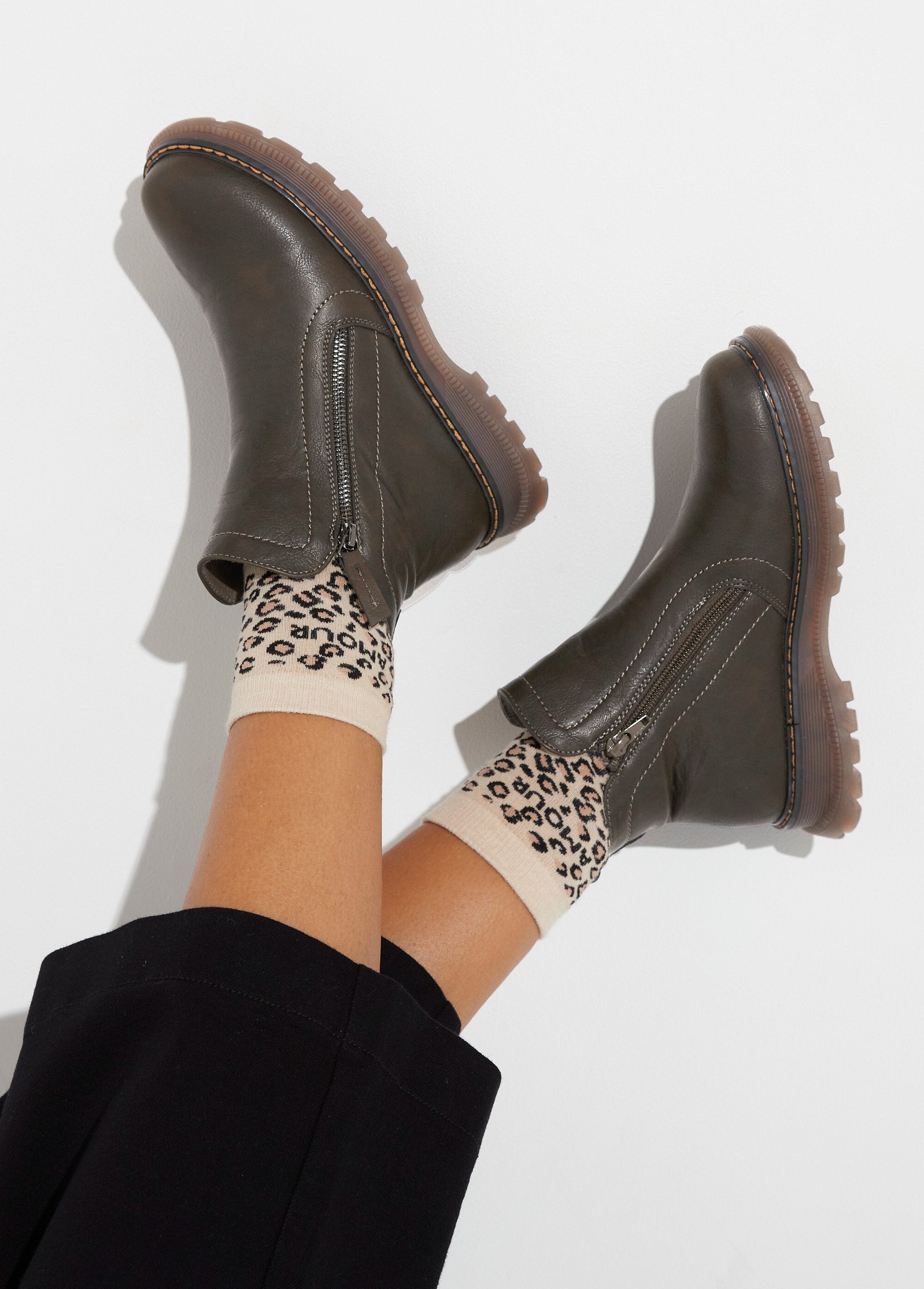 Botas_con_cremallera_y_costuras_en_contraste_Caqui_SF1_slim