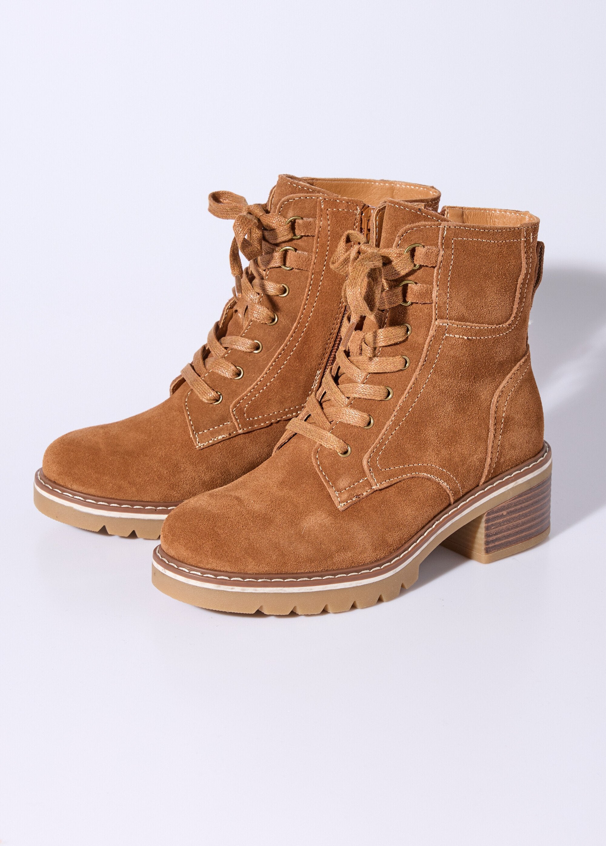 Botines_de_piel_con_muescas_y_tacón_ancho_camello_DE1_slim