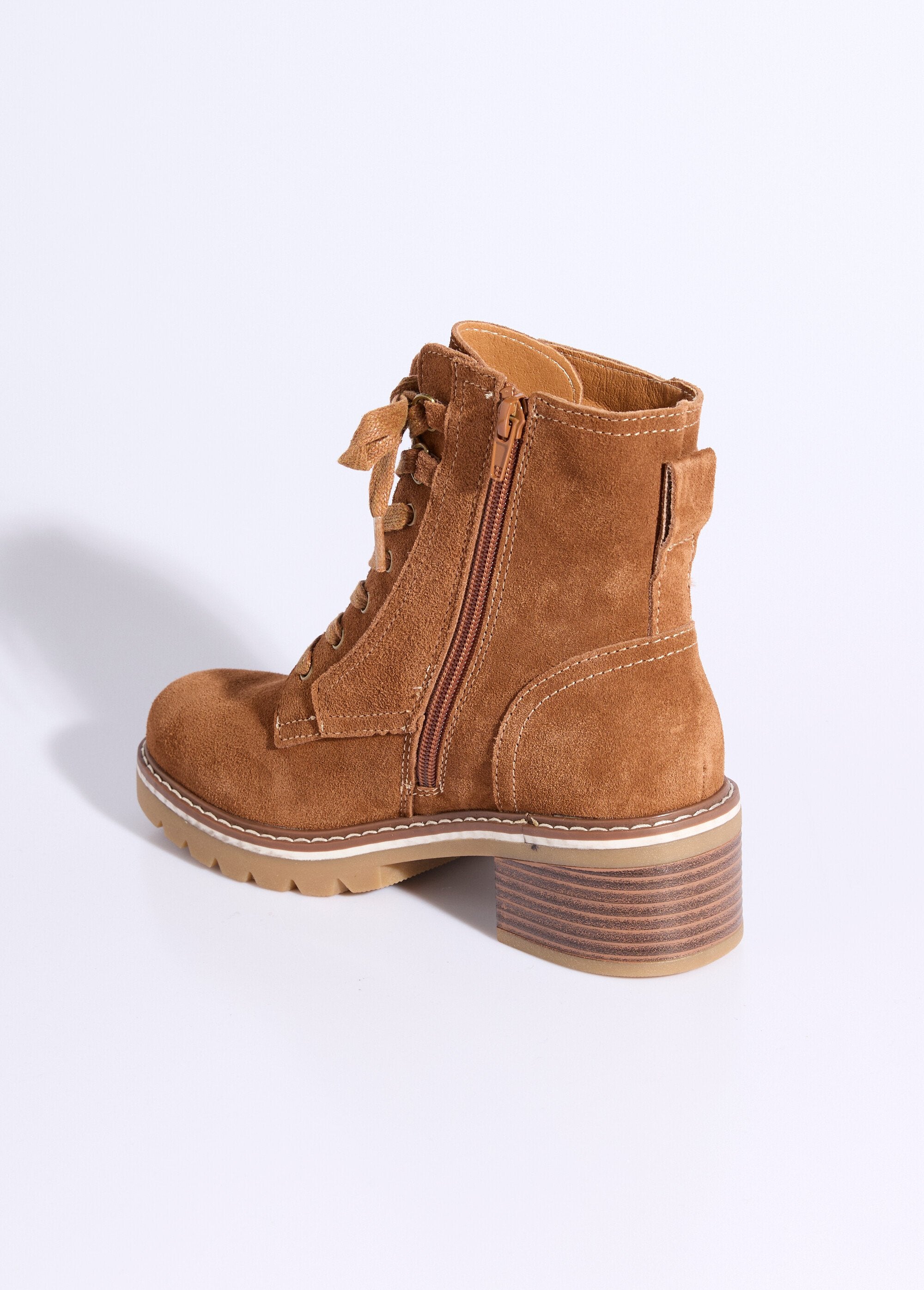 Botines_de_piel_con_muescas_y_tacón_ancho_camello_DO1_slim
