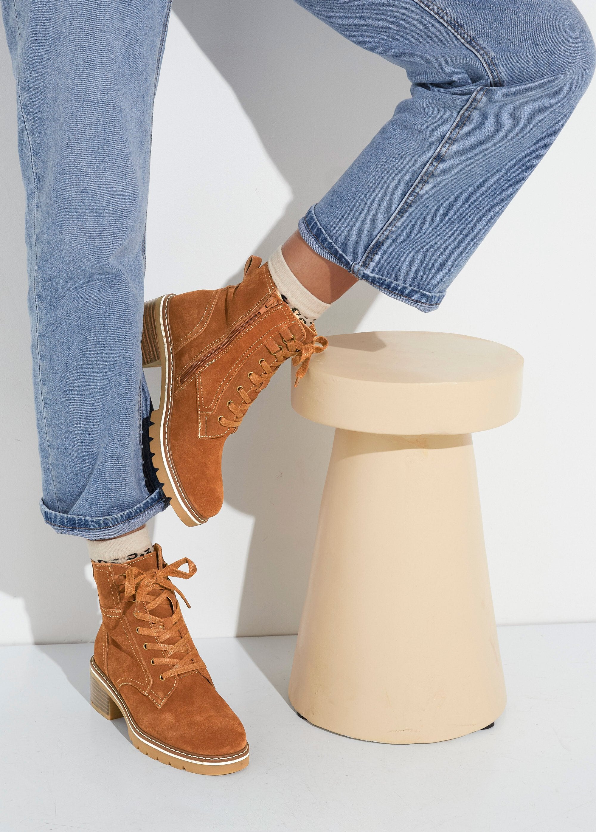 Botines_de_piel_con_muescas_y_tacón_ancho_camello_SF1_slim