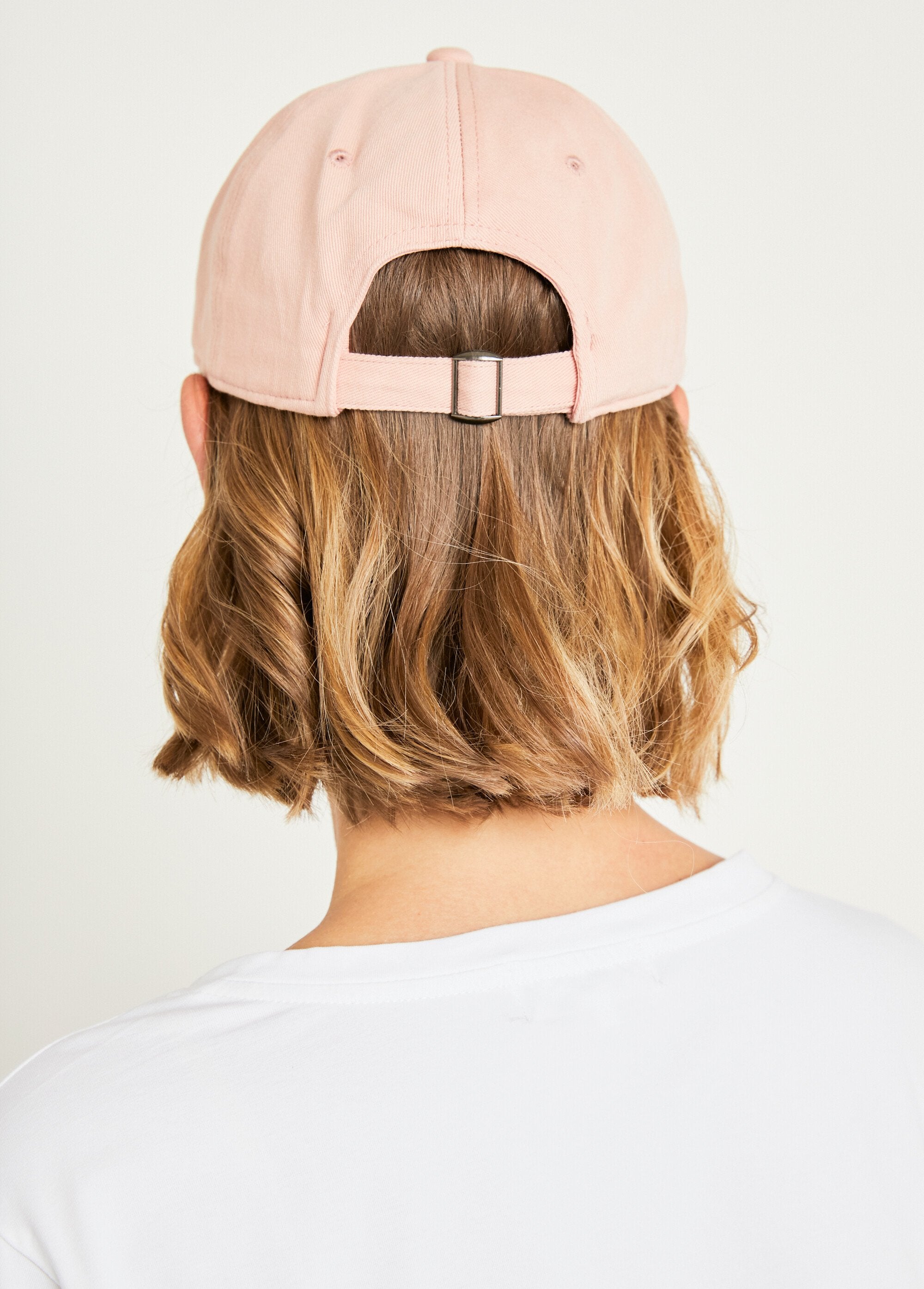 Gorra_con_mensaje_bordado_Rose_DO1_slim