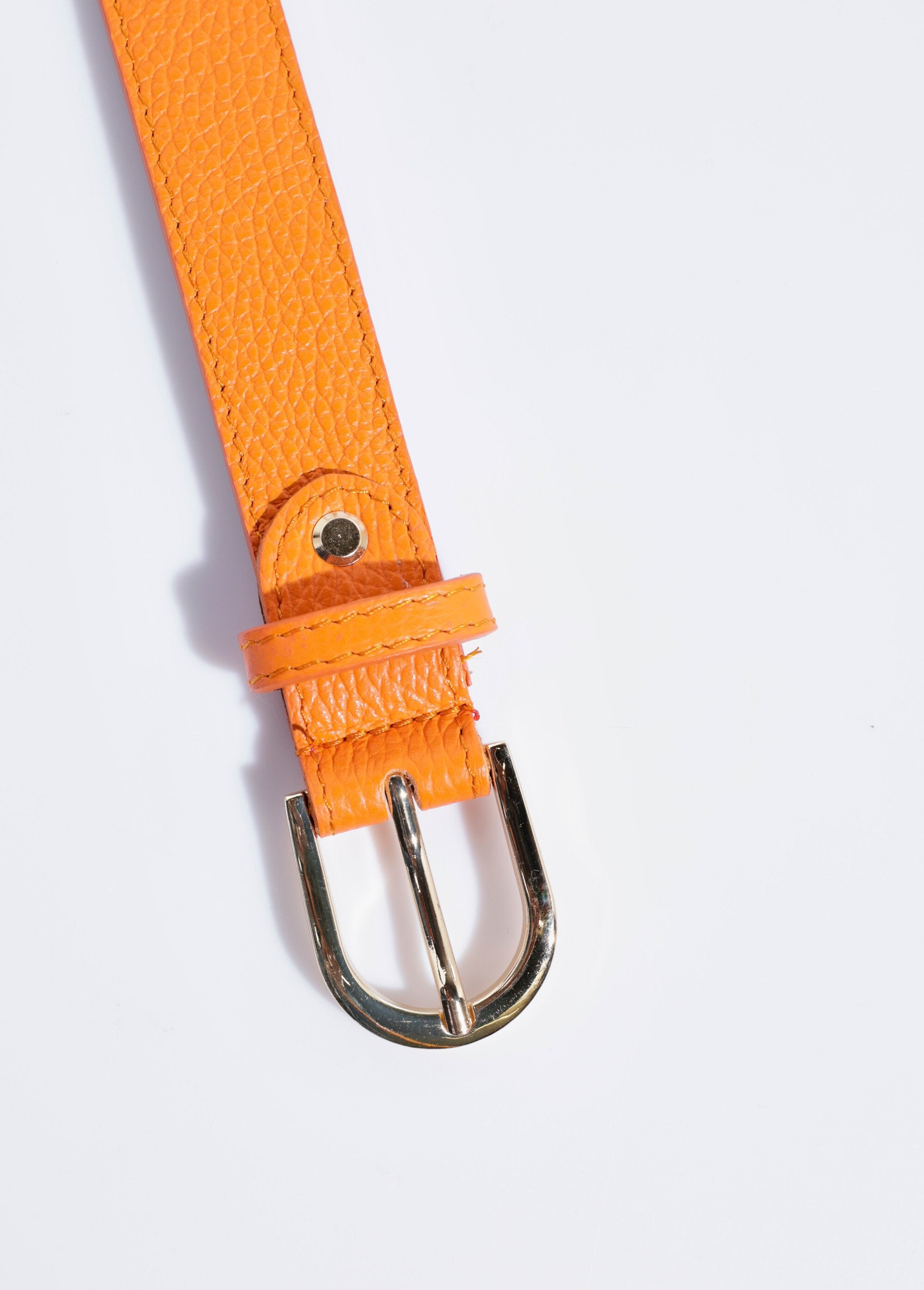 Cinturón_de_piel_granulada_con_hebilla_metálica_naranja_DE1_slim