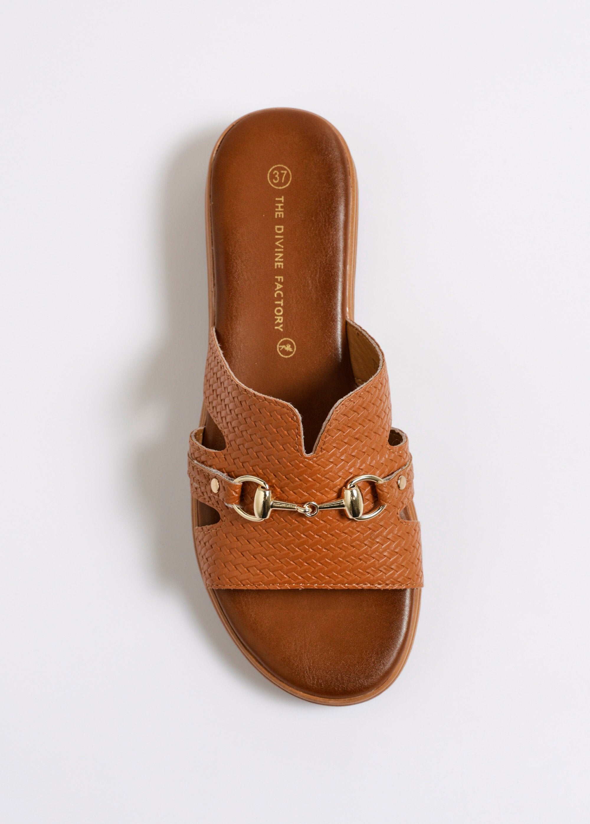 Mules_de_piel_sintética_con_estampado_de_espiga_y_detalle_metálico_camello_OV1_slim