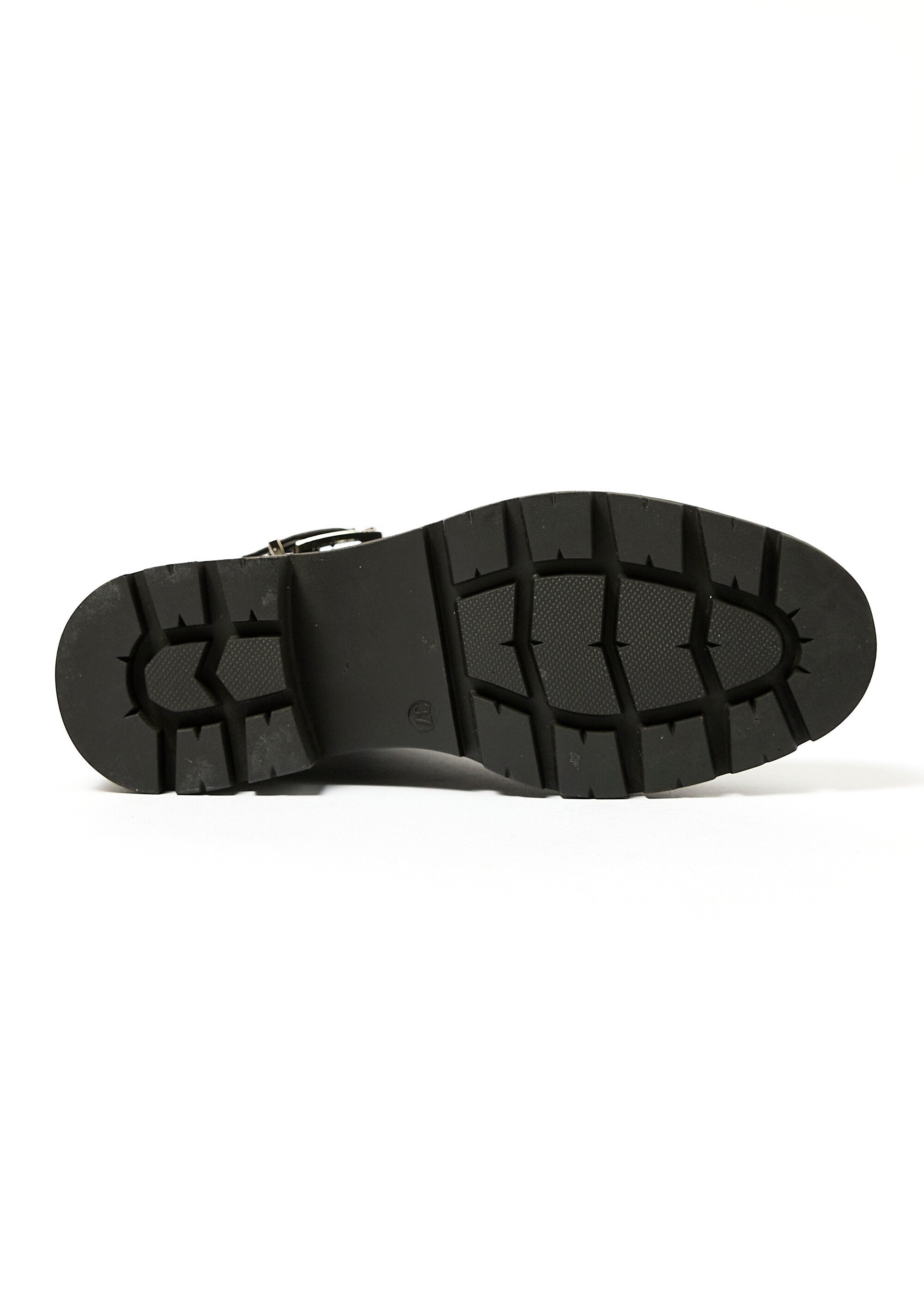 Botas_Chelsea_con_suela_dentada_y_hebilla_Negro_UN1_slim