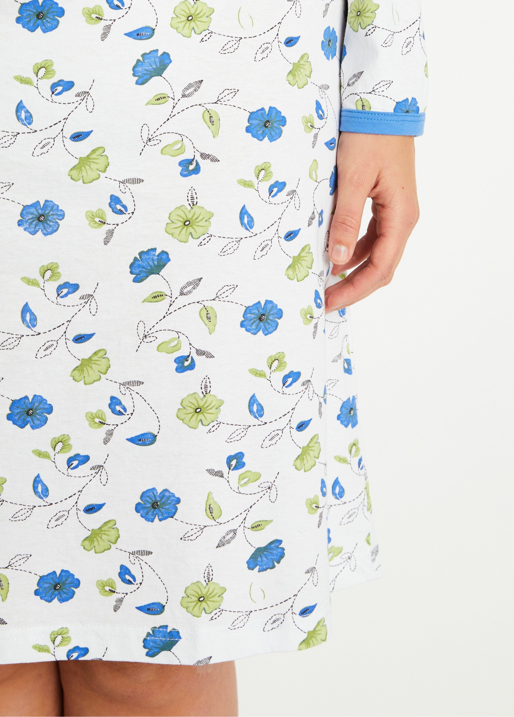 Camisón_midi_de_algodón_estampado_con_botones_Azul_DE2_curvy