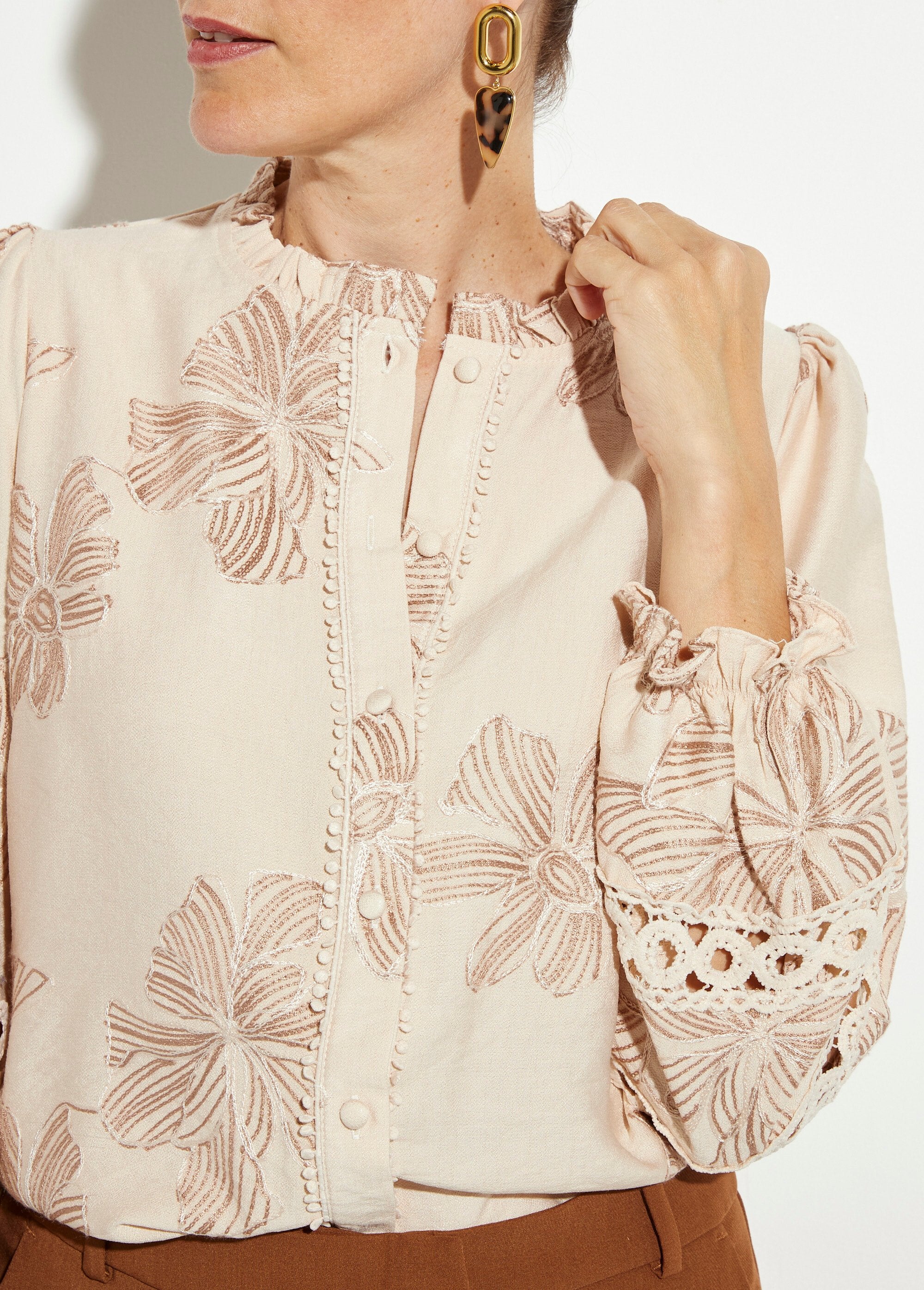 Blusa_abotonada_con_bordado_y_guipur_Beige_DE1_slim