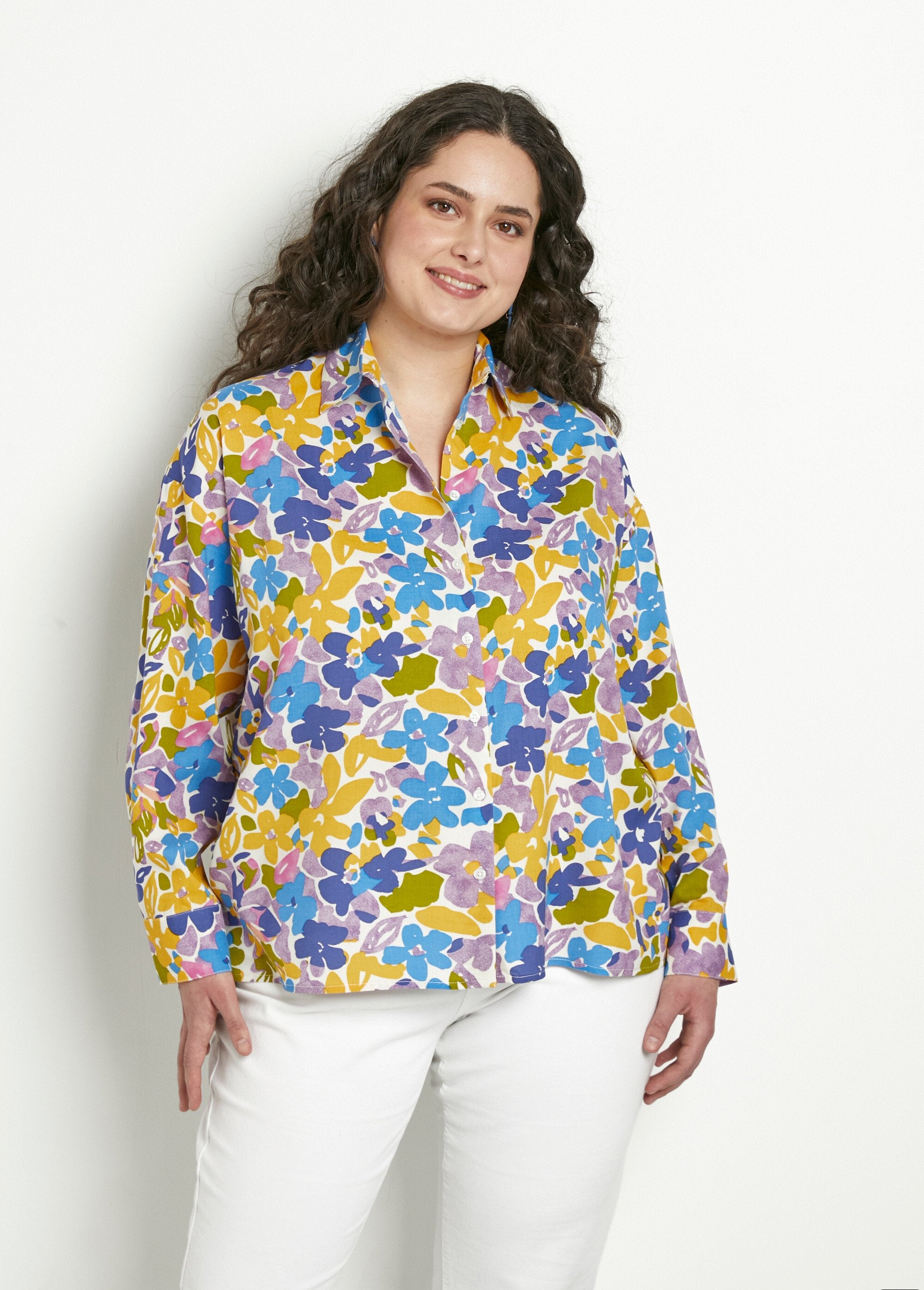 Blusa_larga_fluida_con_estampado_floral_y_botones_Multicolor_FA1_curvy