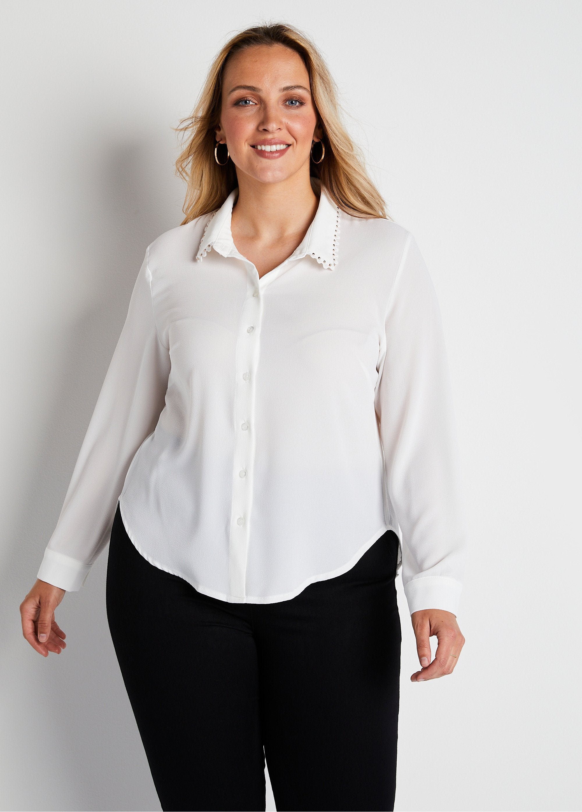 Blusa_lisa_con_botones_y_cuello_fantasía_Crudo_FA1_curvy