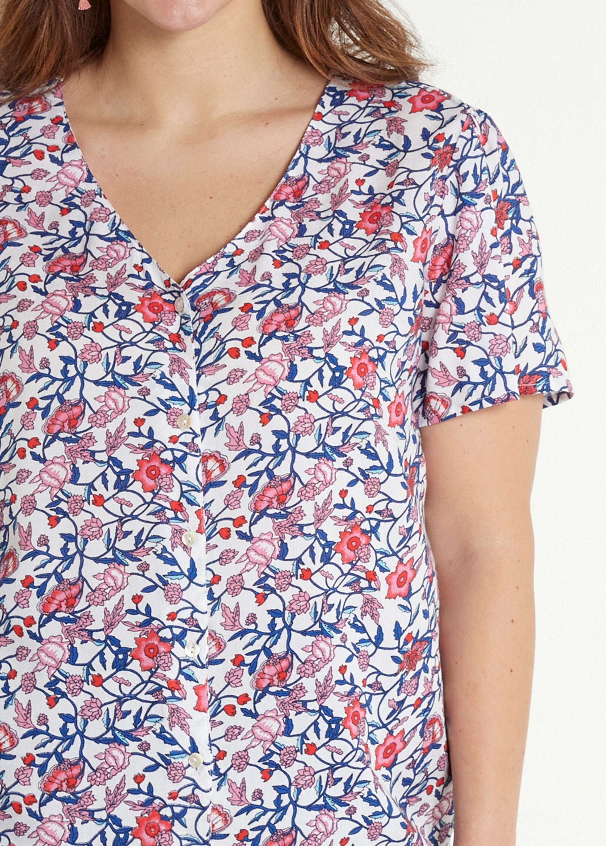 Blusa_floral_de_manga_corta_con_cuello_en_V_azul_y_rosa_DE1_curvy
