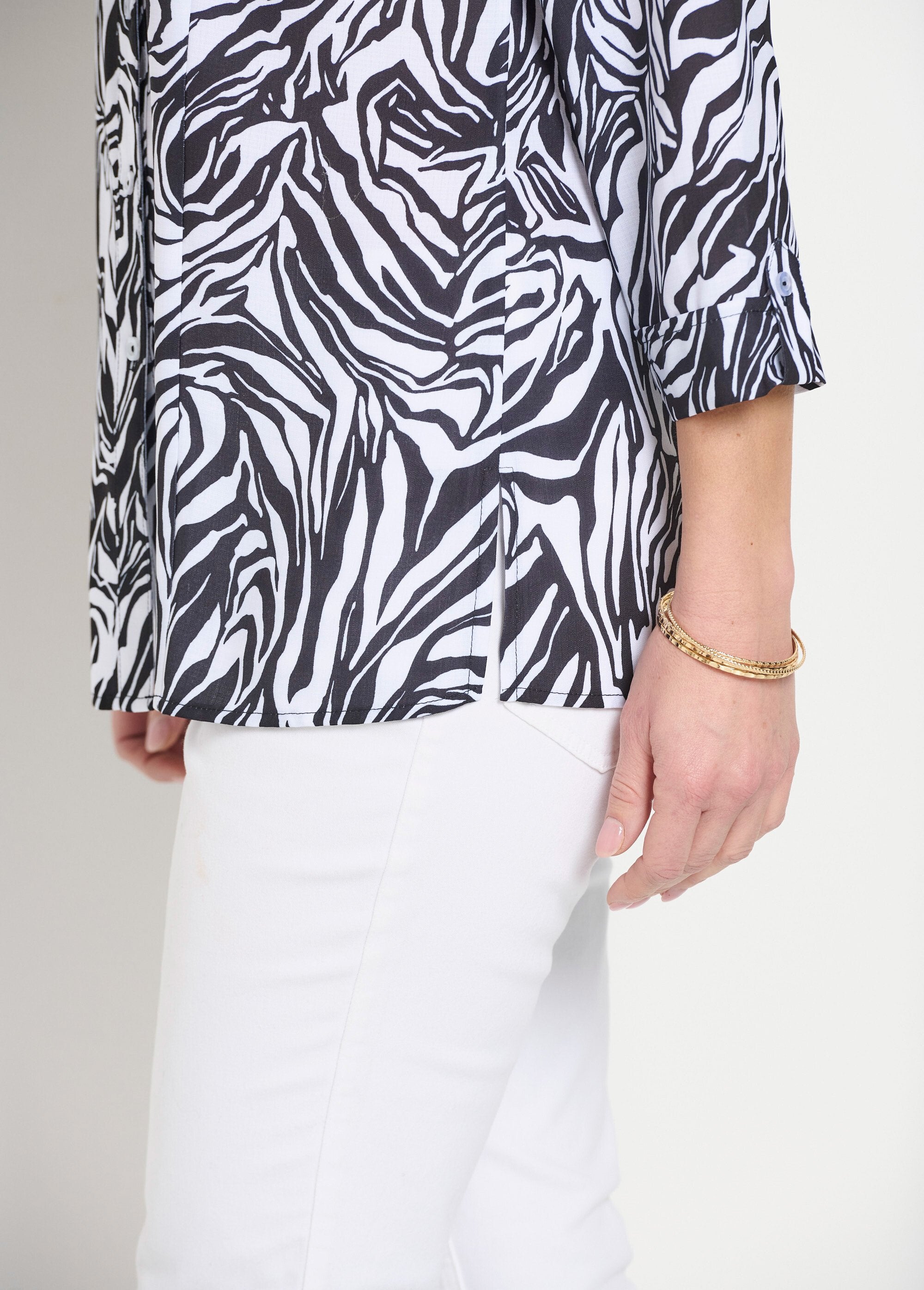 Blusa_larga_abotonada_y_manga_3/4_piel_animal_En_blanco_y_negro_DE2_slim