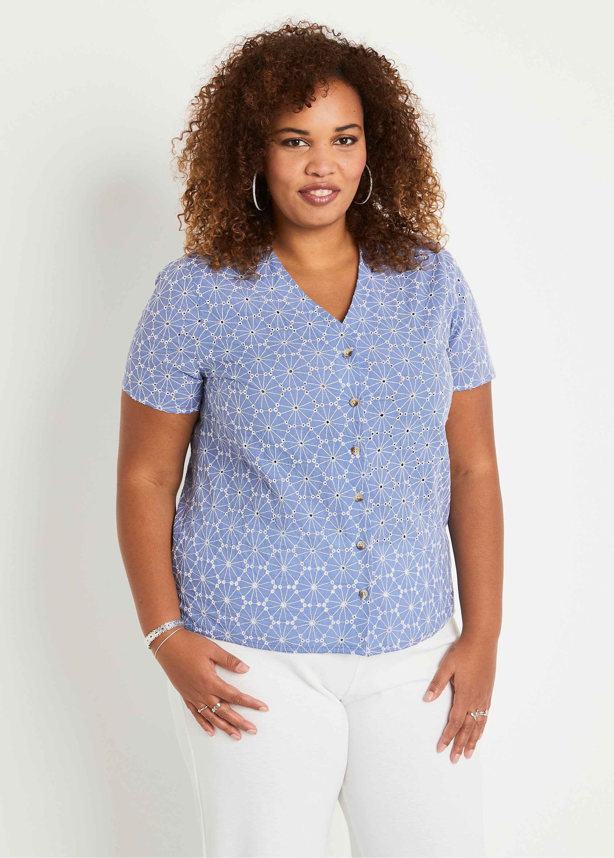 Blusa_larga_bordada_con_cuello_en_V_Azul_y_blanco_FA1_curvy