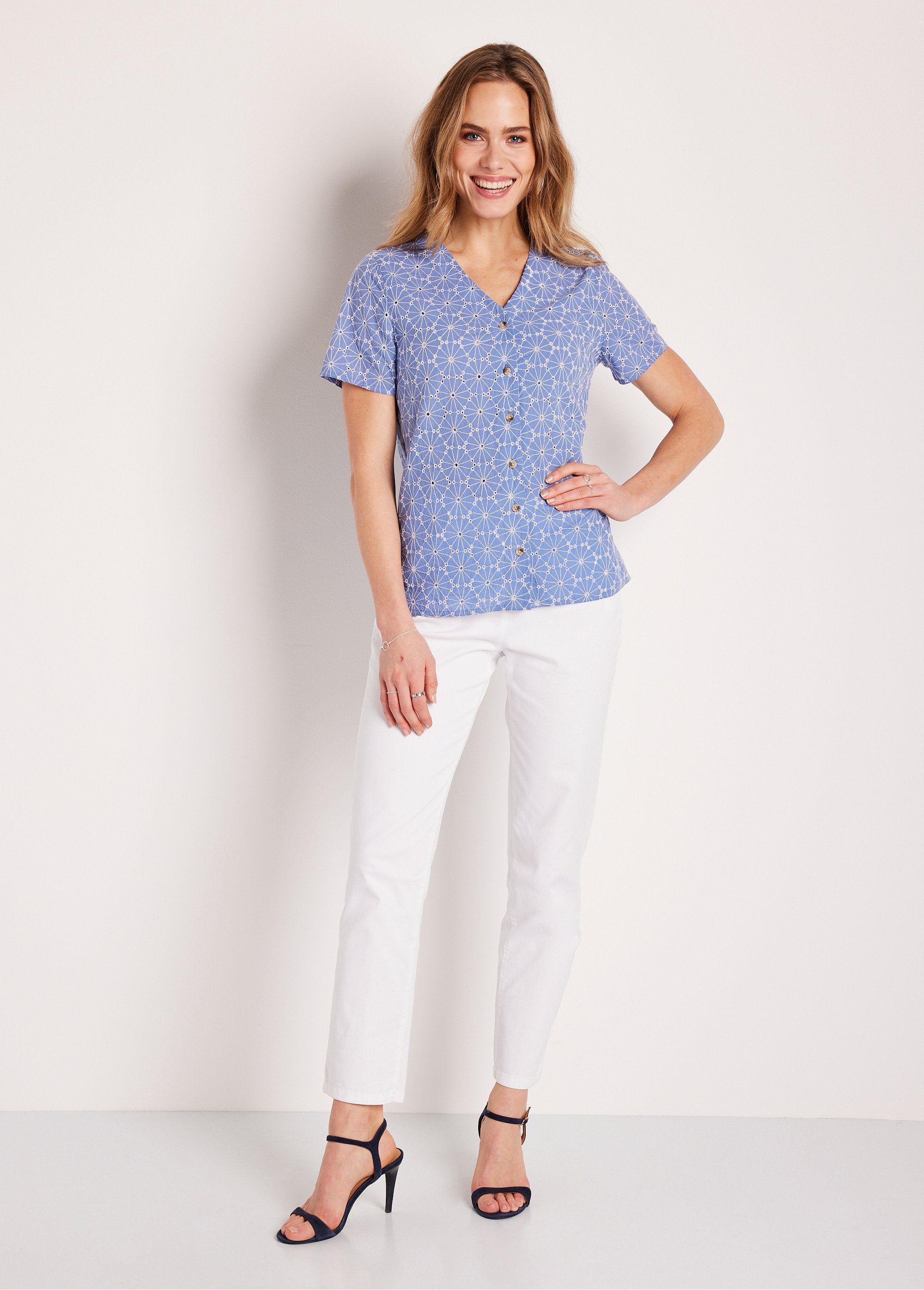 Blusa_larga_bordada_con_cuello_en_V_Azul_y_blanco_SF1_slim