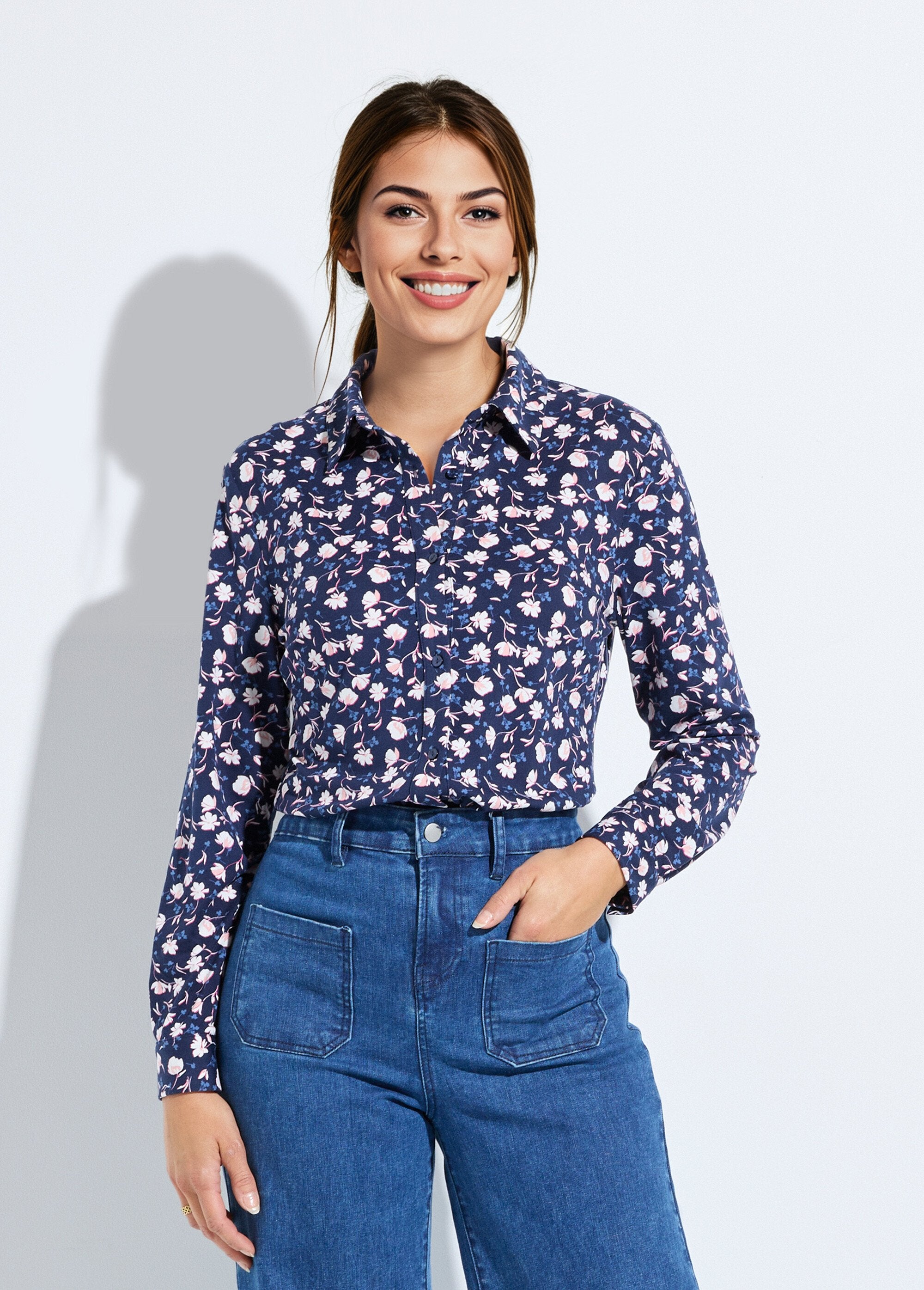 Blusa_de_punto_cálida_con_estampado_floral_azul_marino_y_blanco_FA1_slim