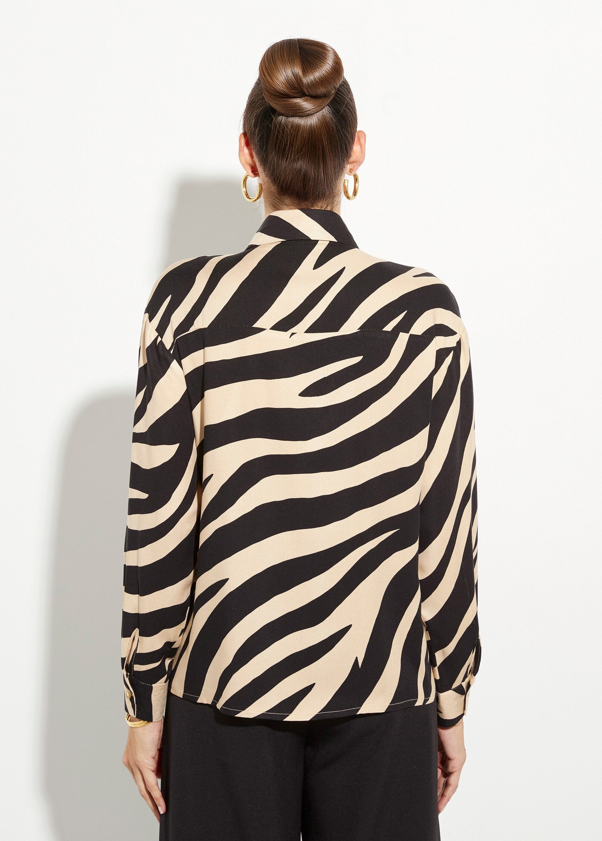 Blusa_con_estampado_de_cebra_y_bolsillos_con_solapa_Negro_y_beige_DO1_slim