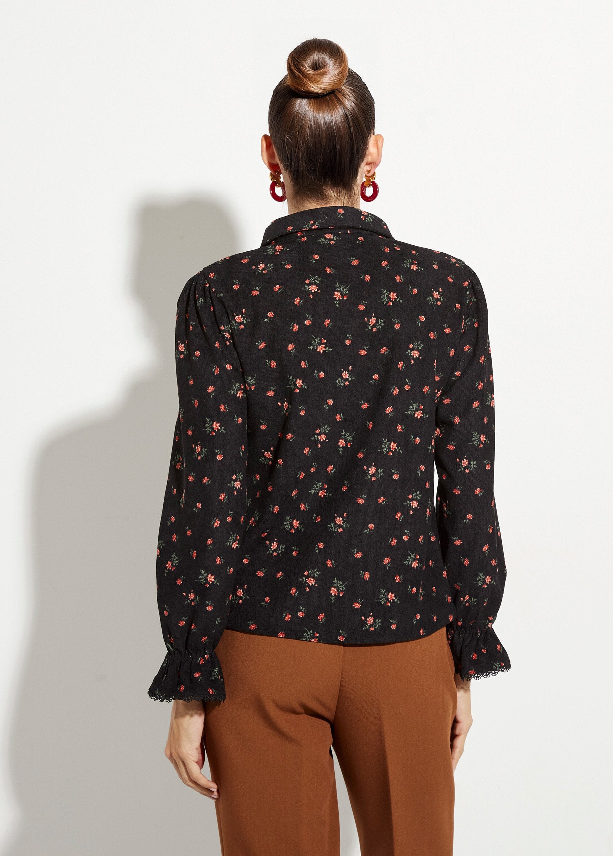 Blusa_de_pana_con_estampado_de_rosas_Estampados_negros_DO1_slim