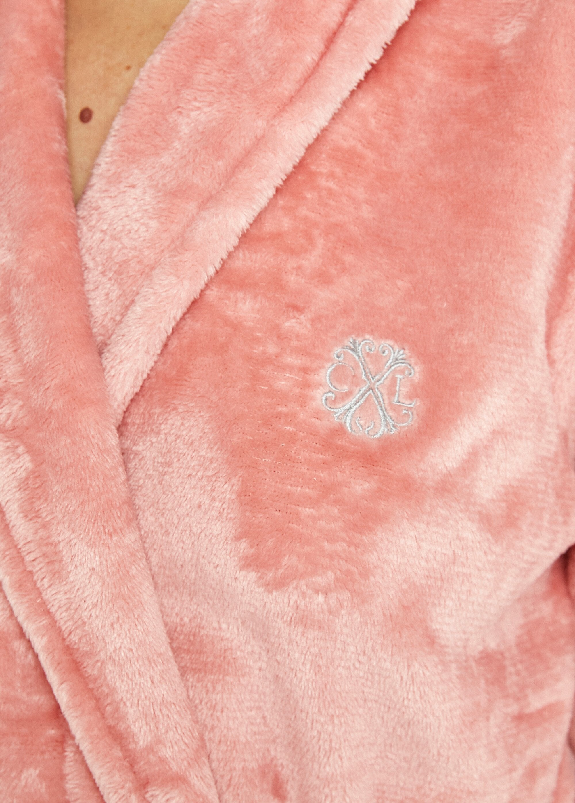 Albornoz_de_polar_con_cuello_chal_Rosa_DE2_slim
