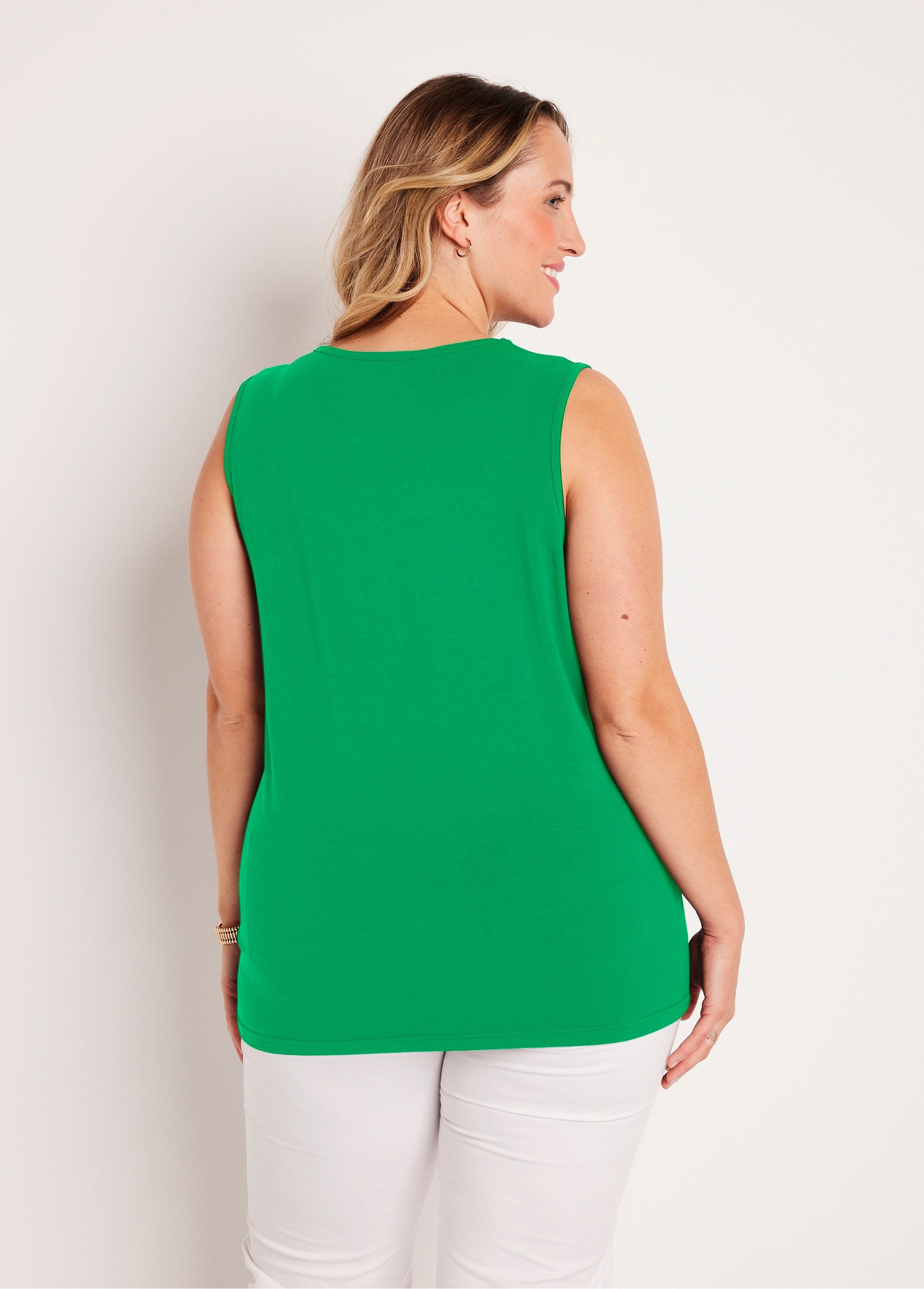 Camiseta_sin_mangas_con_cuello_en_V_calado_y_bordado_Verde_DO1_curvy