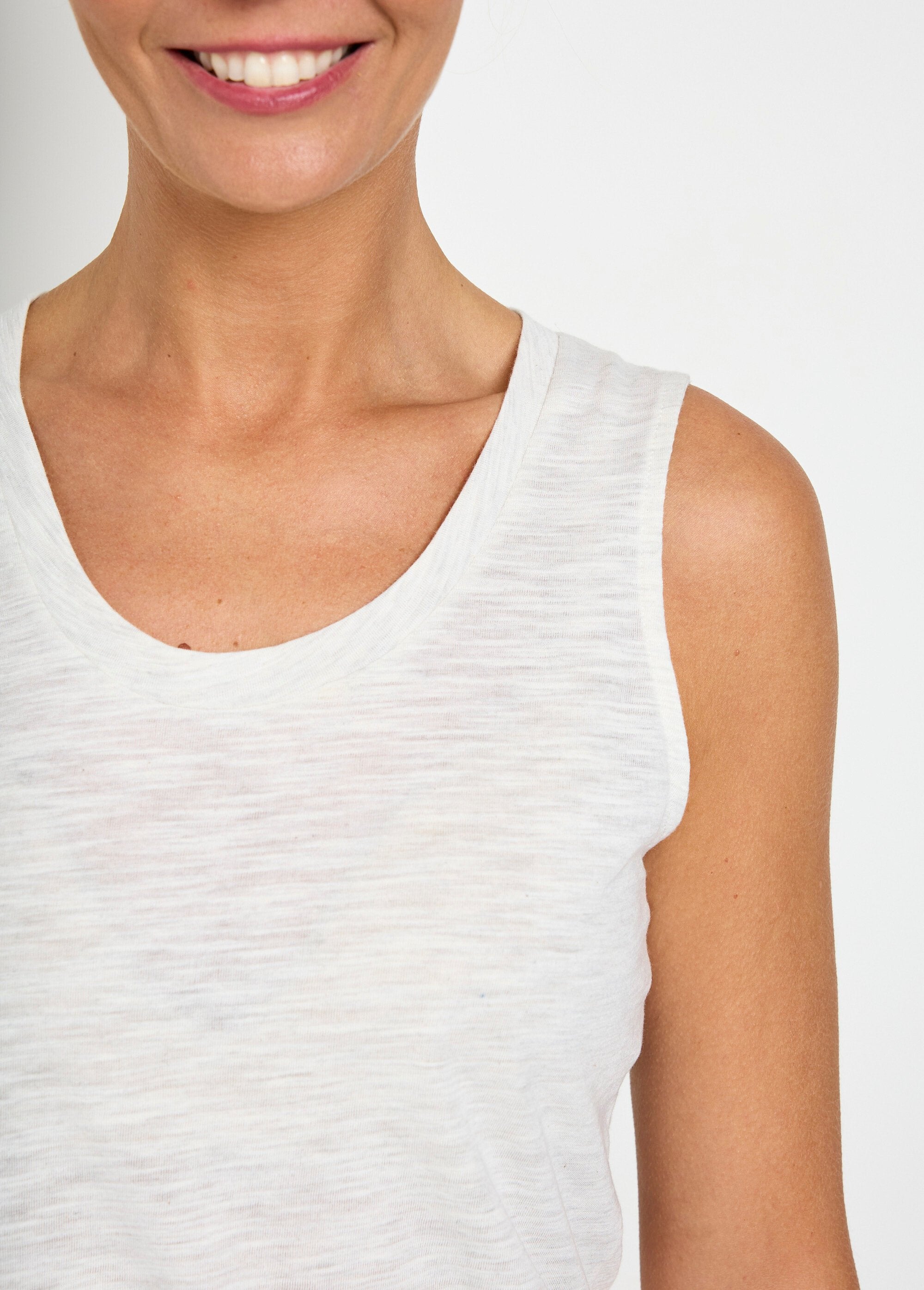 Camiseta_de_tirantes_de_punto_flameado_con_cuello_de_bailarina_Gris_claro_DE1_slim