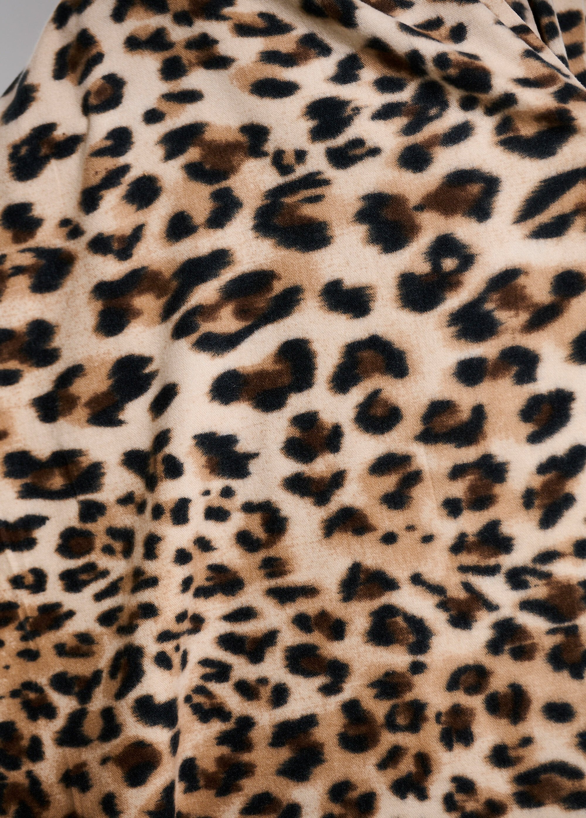 Cálida_bufanda_de_lana_con_estampado_de_leopardo_Leopard_DE2_slim