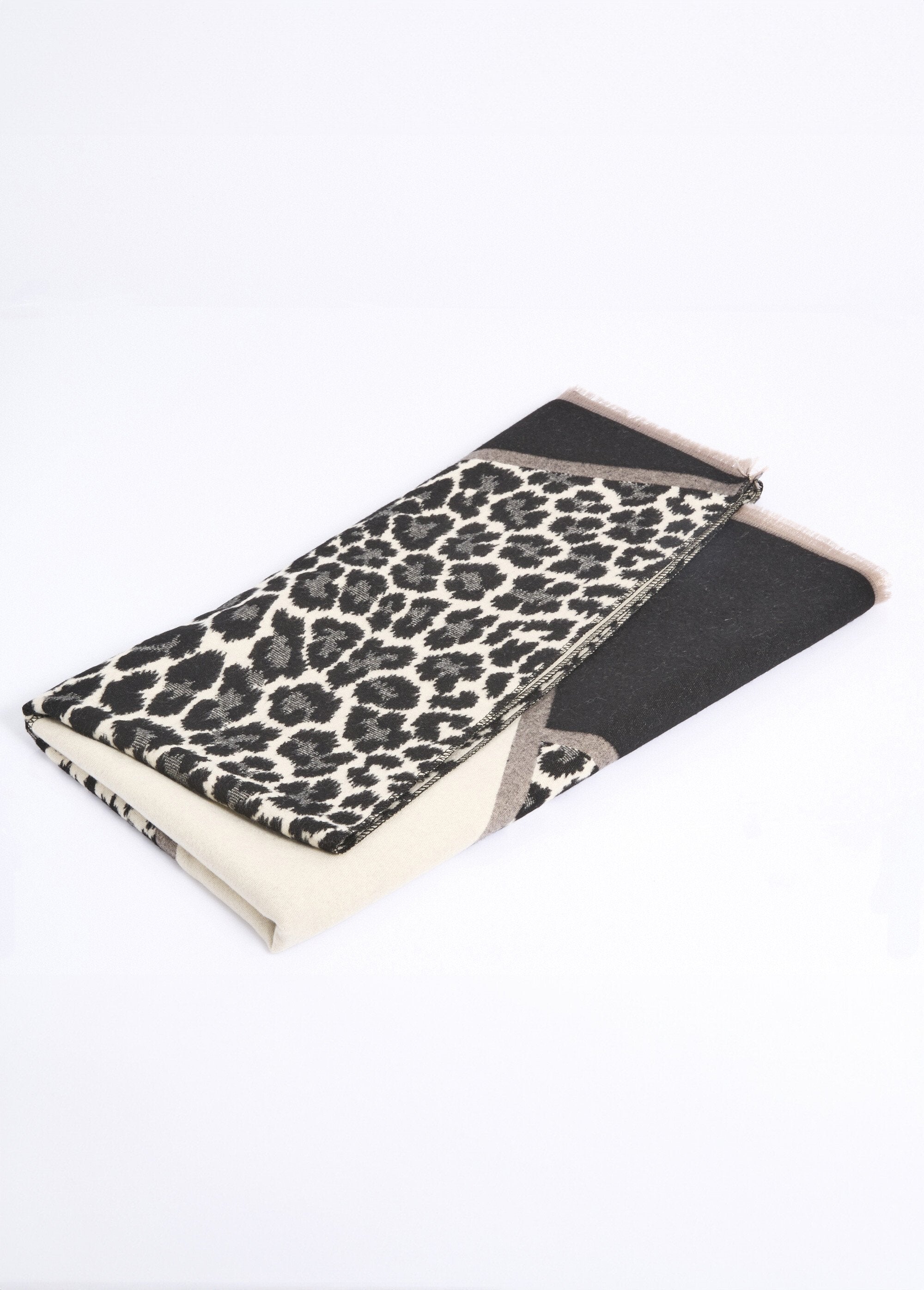 Bufanda_fina_con_temática_de_leopardo_y_pequeños_flecos_Negro_y_beige_DE1_slim