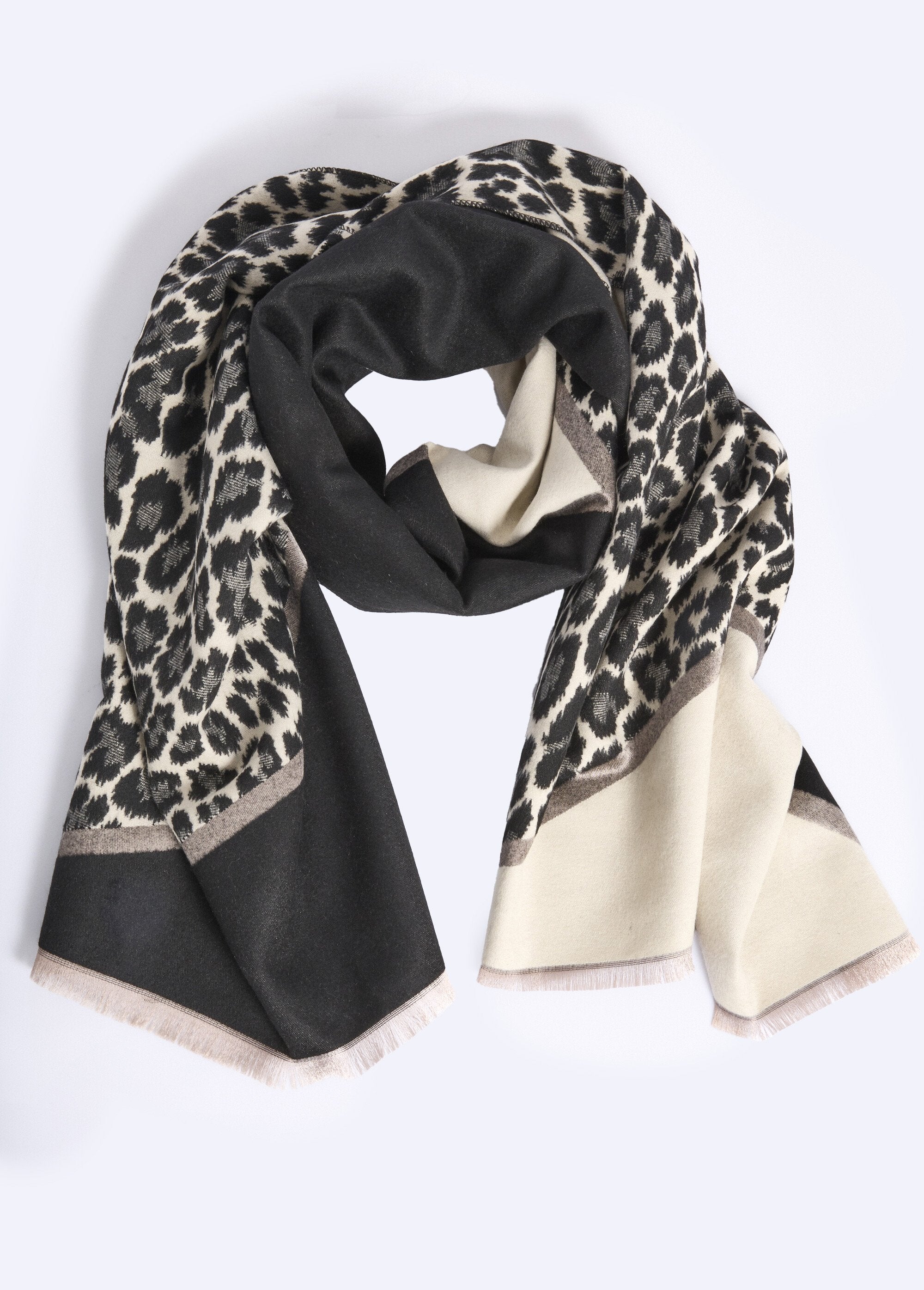 Bufanda_fina_con_temática_de_leopardo_y_pequeños_flecos_Negro_y_beige_FA1_slim