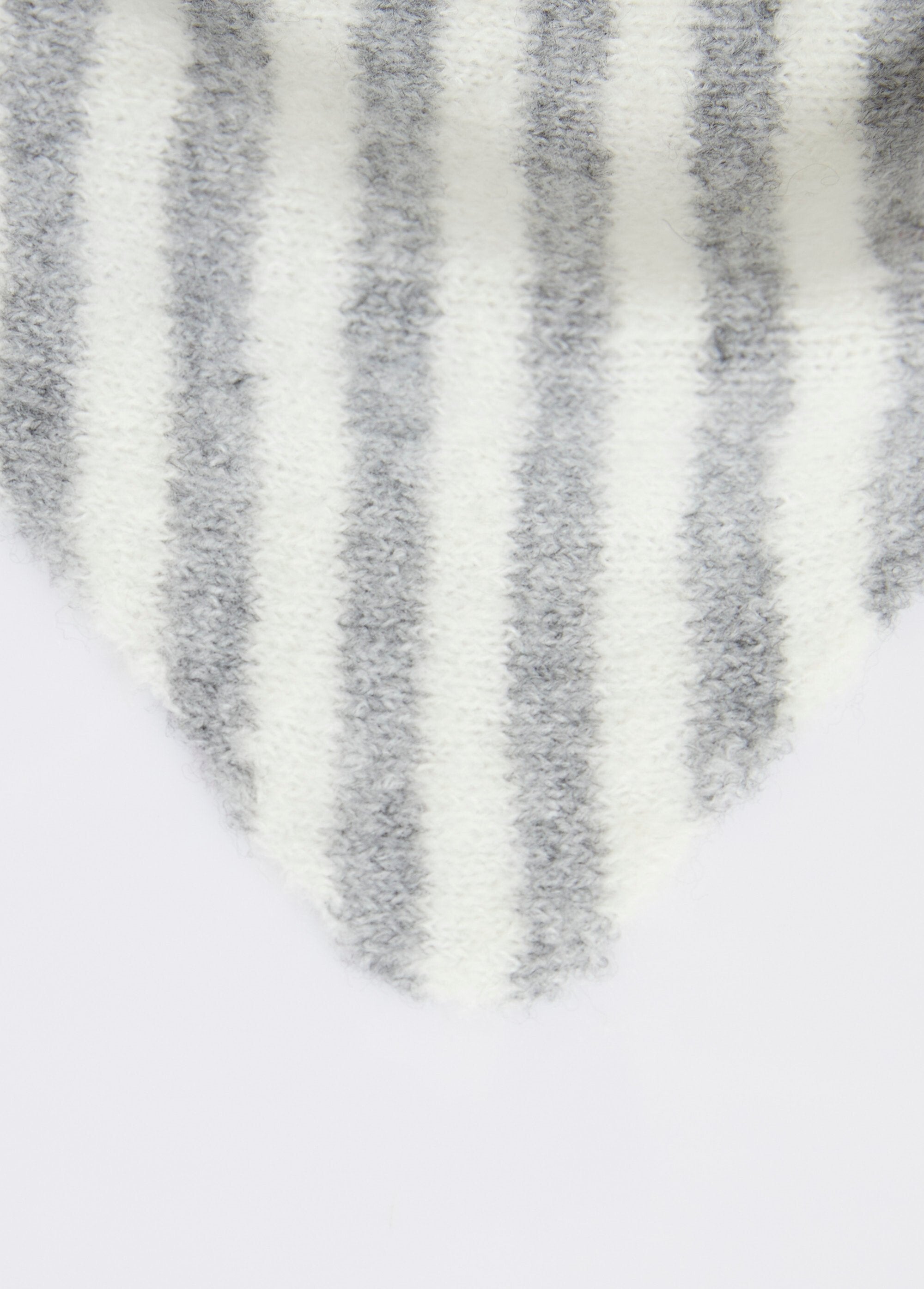 Bufanda_triangular_de_rayas,_con_lana_Gris_DE1_slim